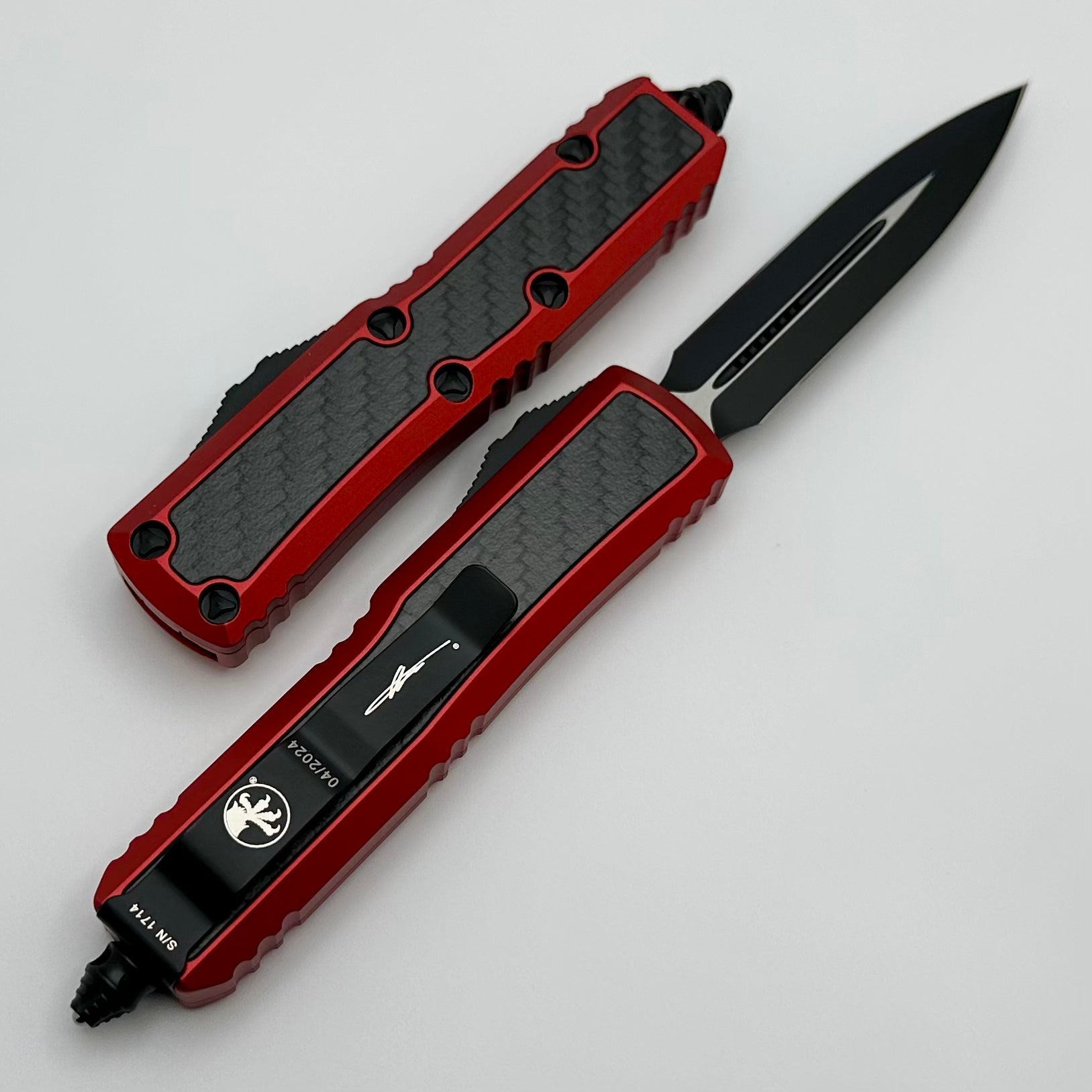 Microtech Daytona D/E Red Standard w/ Carbon Fiber Inlays Signature Series 126-1RDCFIS