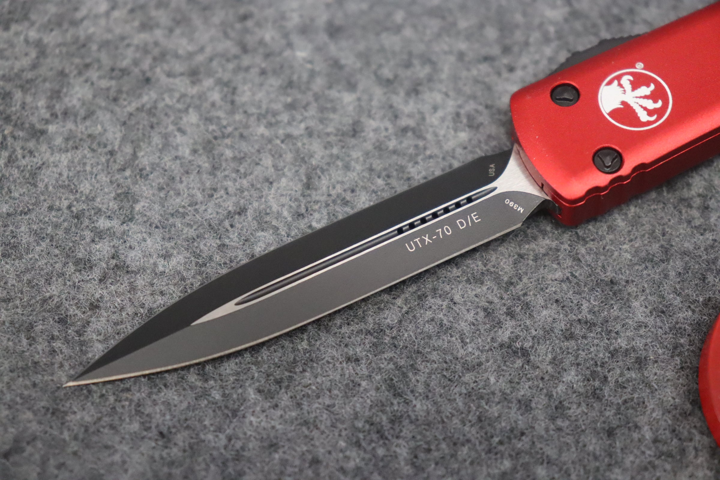 Microtech UTX-70 D/E Black Standard Red 147-1RD