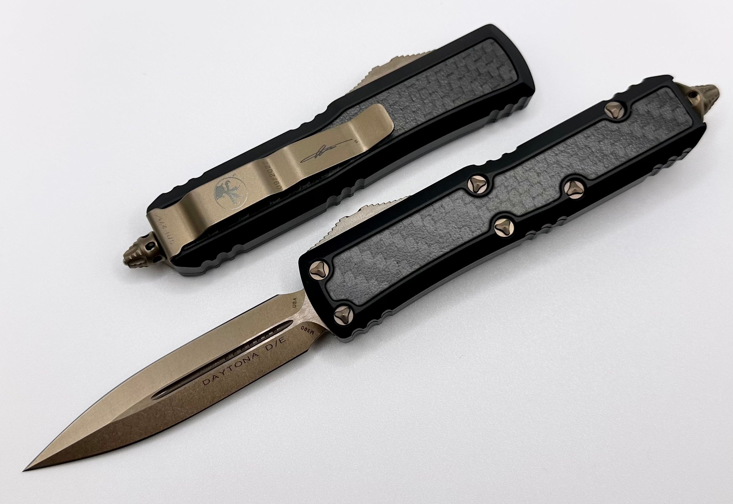 Microtech Daytona D/E Bronze Standard w/ Carbon Fiber Inlays Signature Series 126-13CFIS