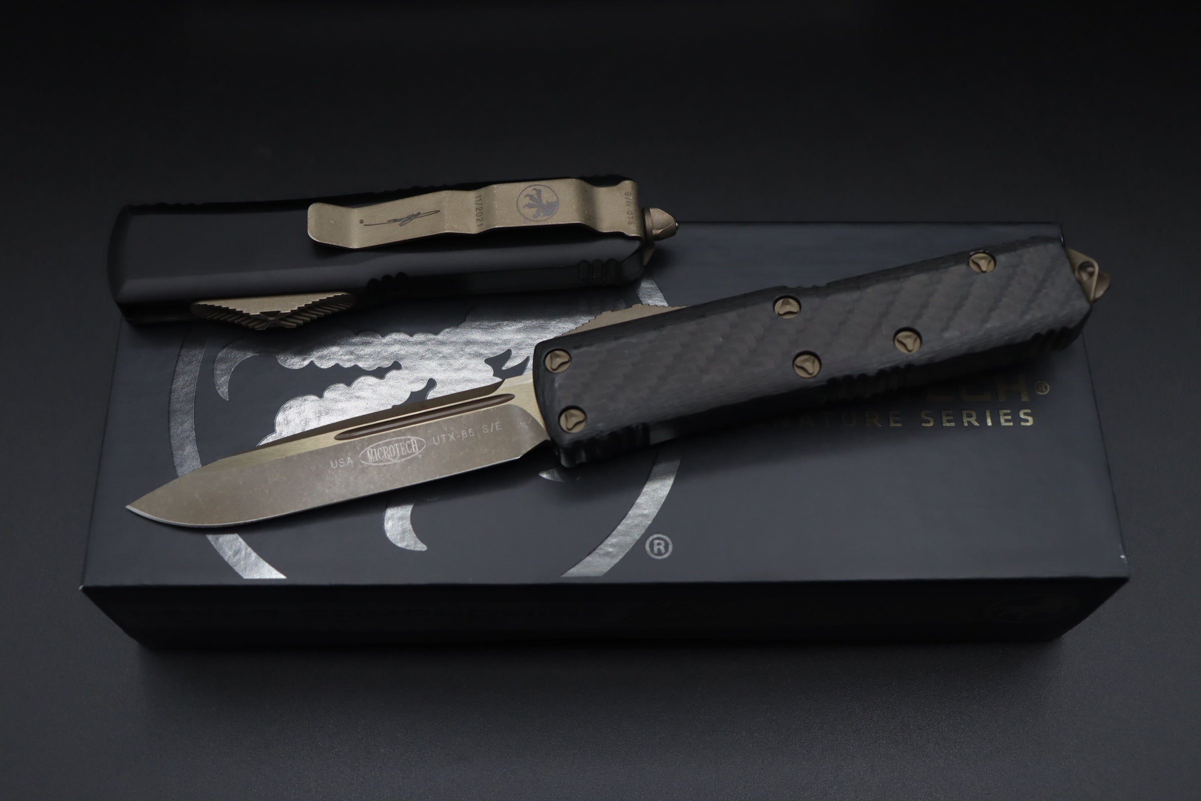 Microtech UTX-85 2 S/E Bronze Apocalyptic Signature Series Carbon Fiber Top 231-13APCFS