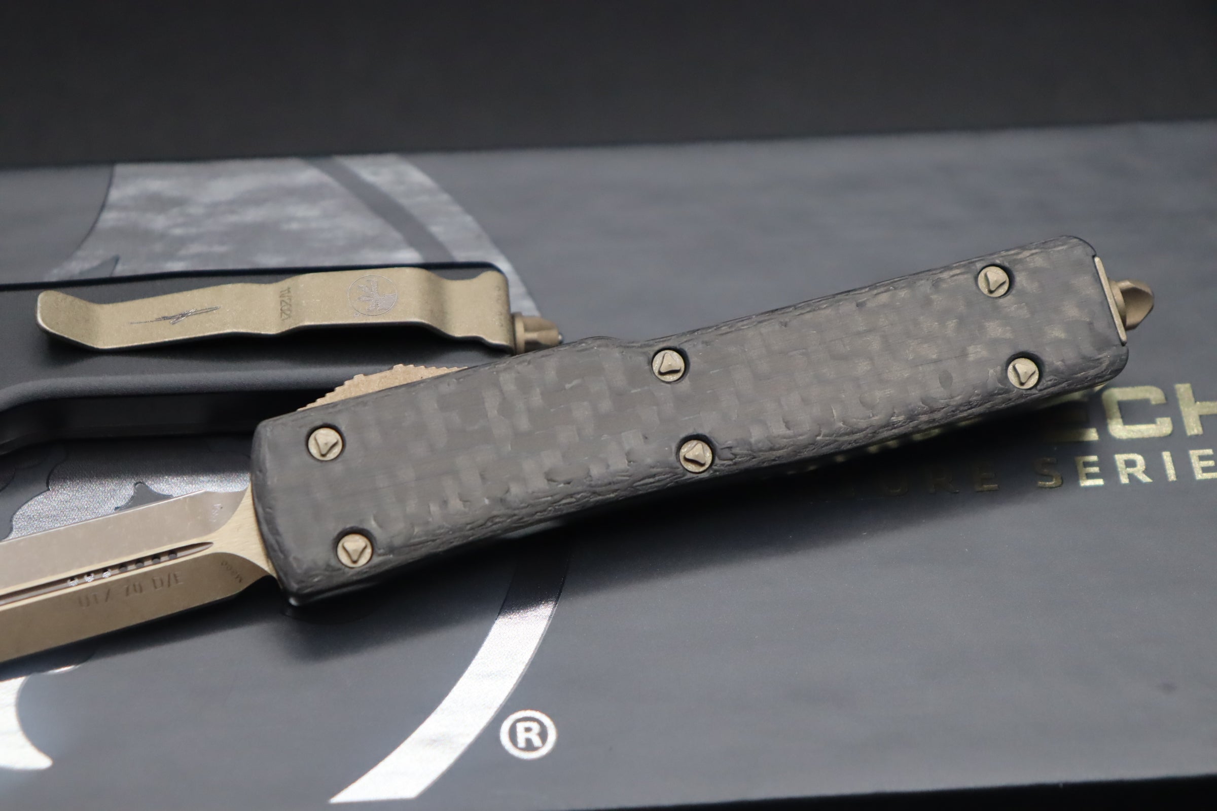 Microtech UTX-70 D/E Bronze Apocalyptic Carbon Fiber 147-13APCFS