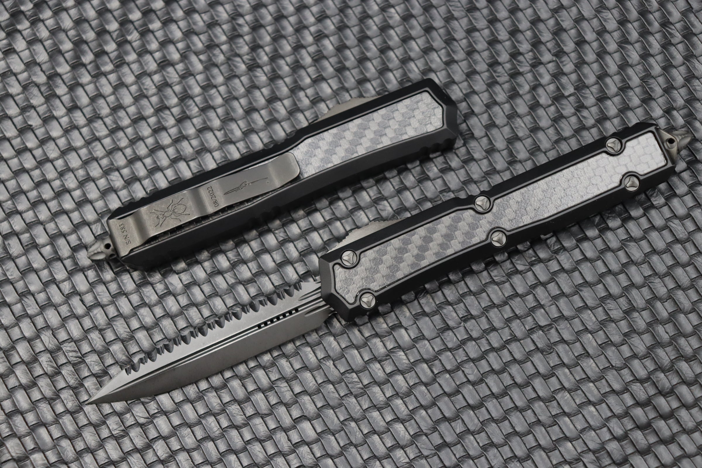 Microtech Makora Shadow DLC D/E Full Serrated w/ DLC Hardware Nickel Boron Internals & Carbon Fiber Inlays 206-3DLCTCFISH