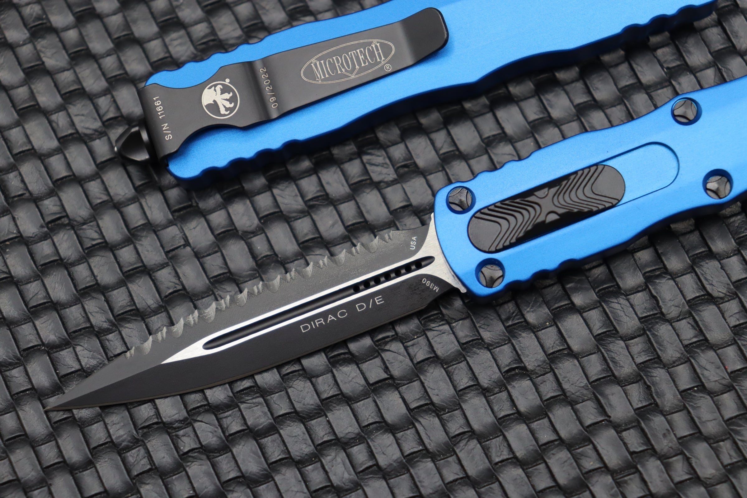 Microtech Dirac Double Edge Fully Serrated & Blue 225-3BL