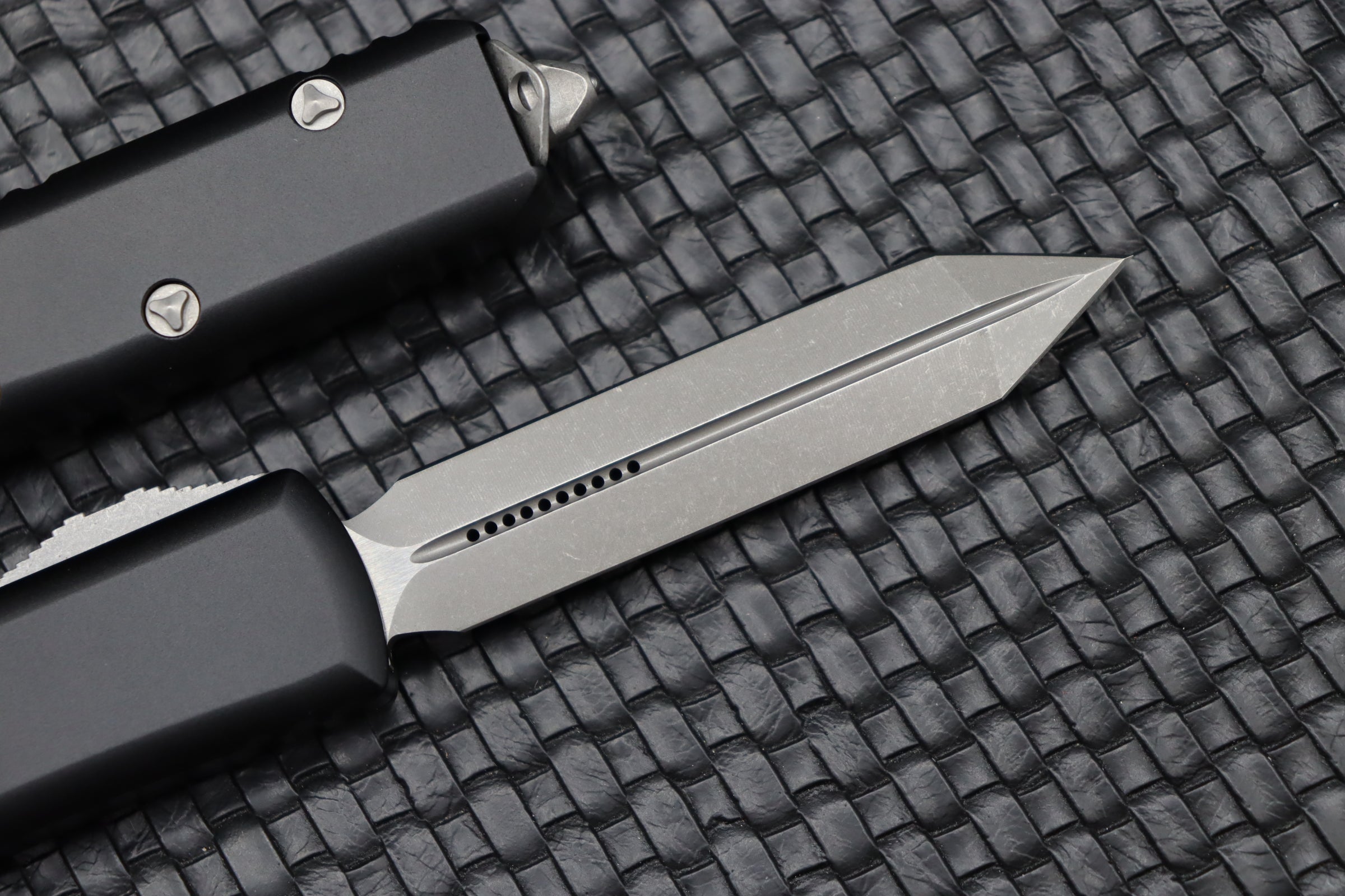 Microtech UTX-85 Spartan Apocalyptic Standard & Black 230-10AP