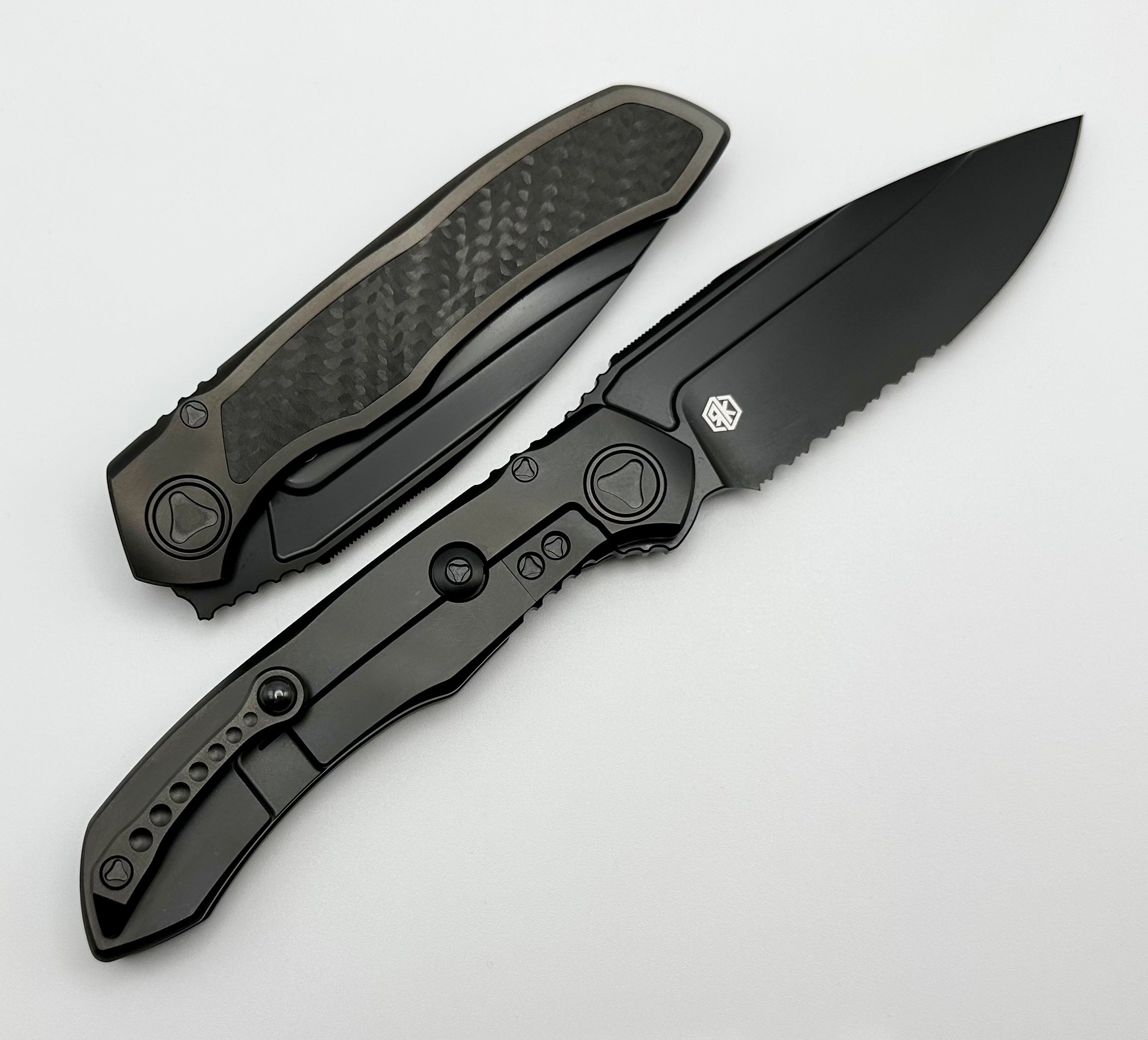 Microtech ANAX Titanium DLC Drop Point M390 Partial Serrated & Carbon Fiber Inlay 190C-2DLCTCFITI