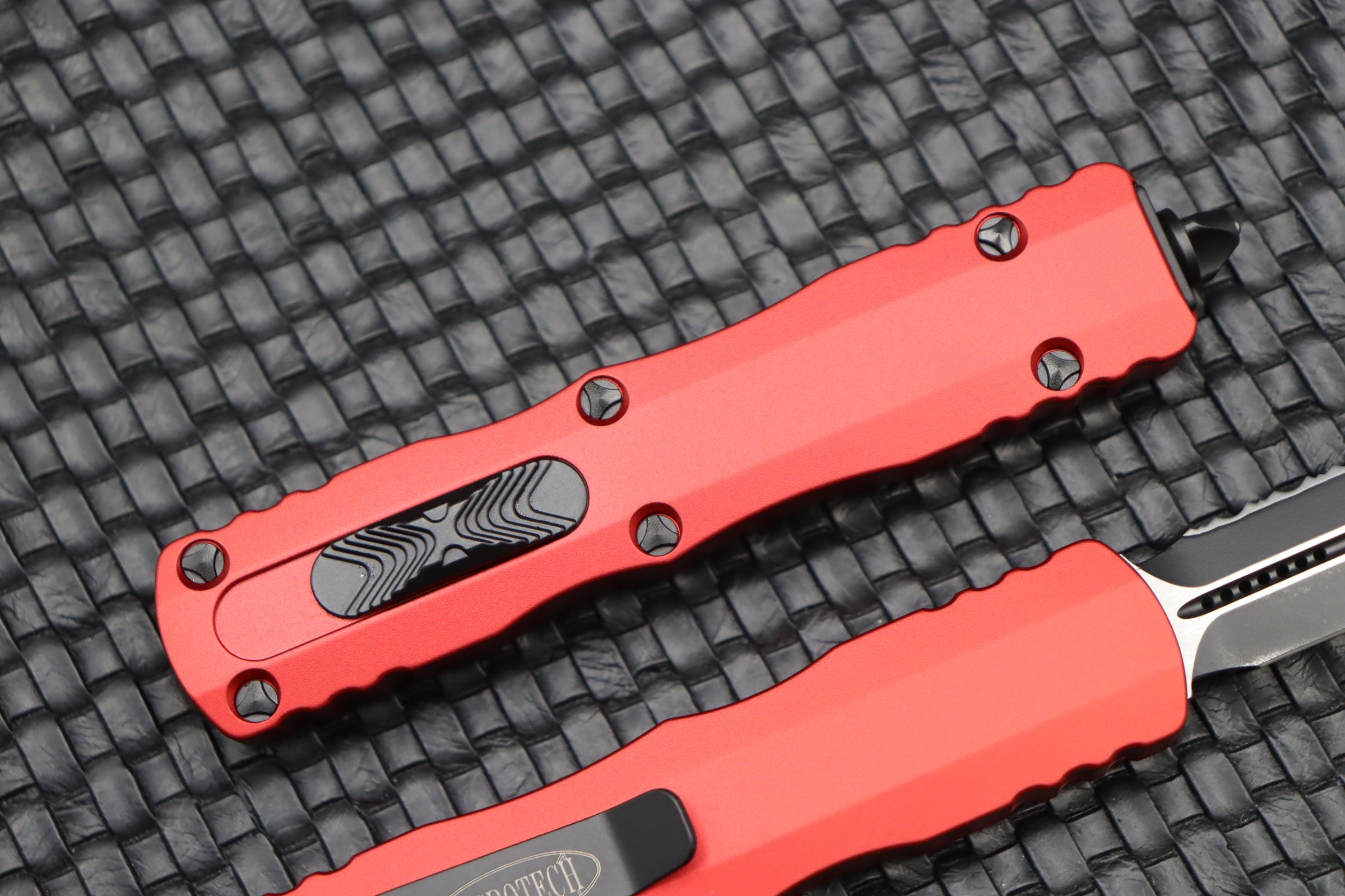 Microtech Dirac Double Edge Fully Serrated & Red 225-3RD