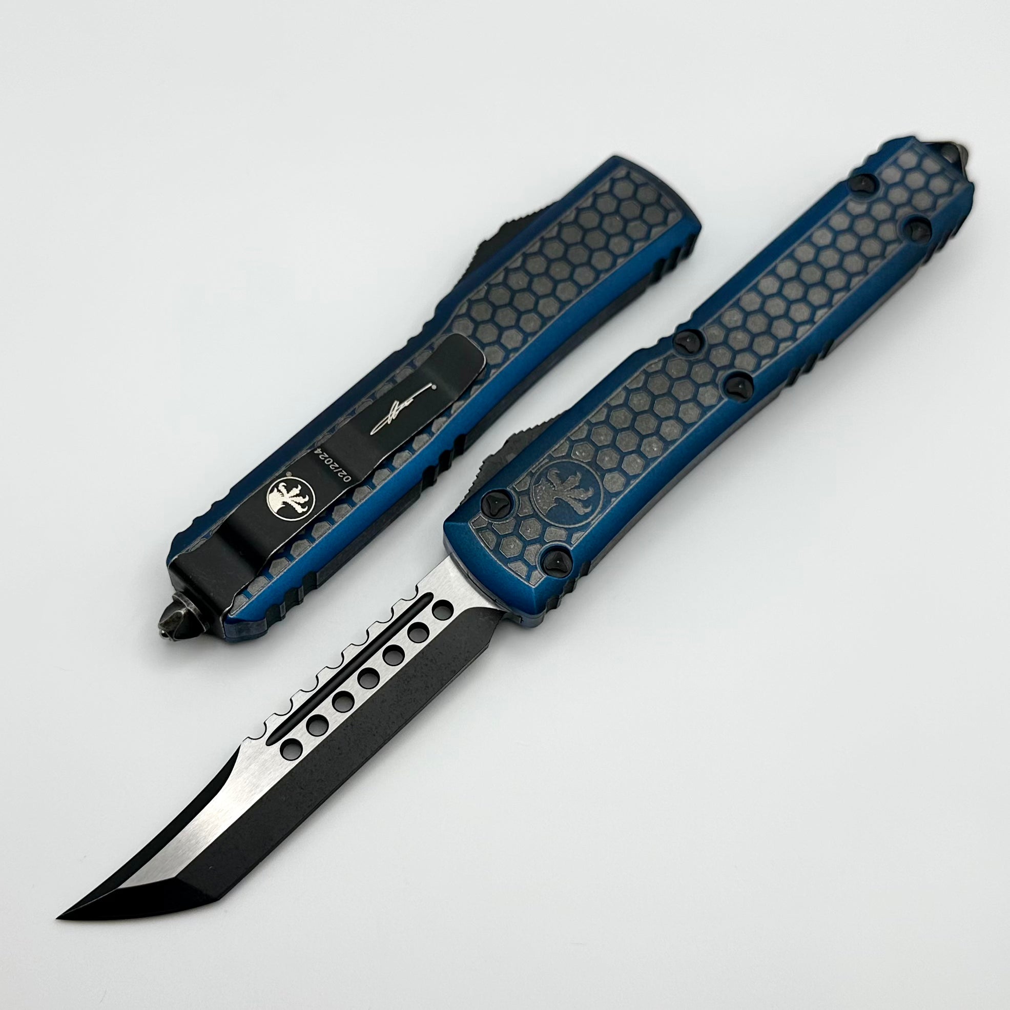 Microtech Ultratech Weathered Blue Hex Pattern w/ Distressed Black Hellhound Signature Series 119-1HXWBLS