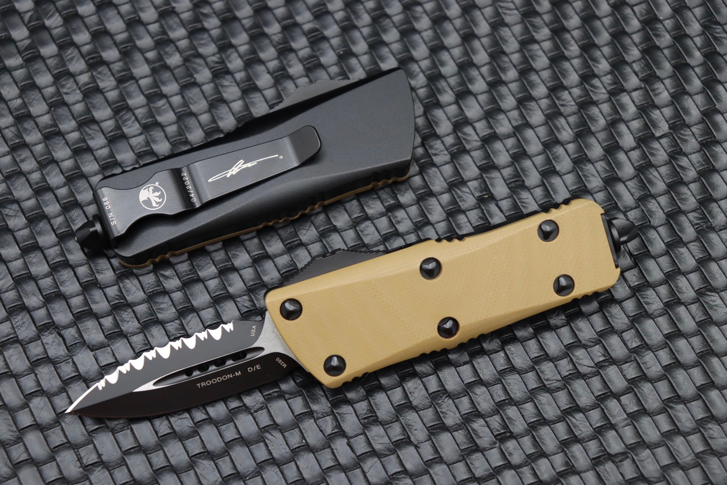 Microtech Mini Troodon Double Edge Full Serrated & Tan G10 Signature Series 238-3GTTAS