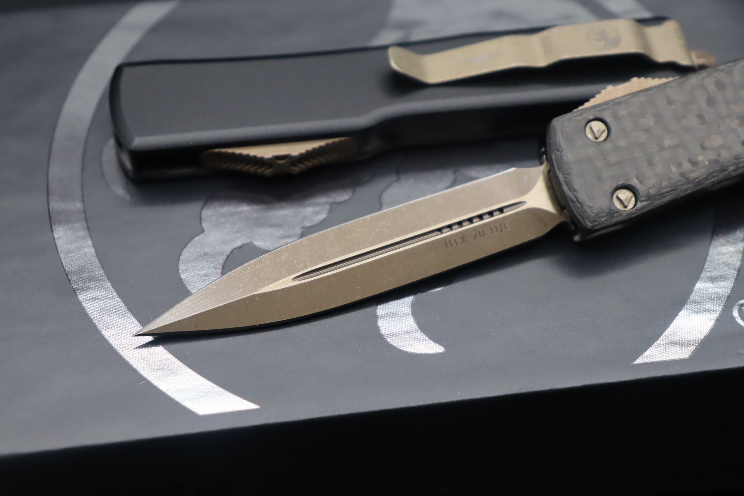 Microtech UTX-70 D/E Bronze Apocalyptic Carbon Fiber 147-13APCFS