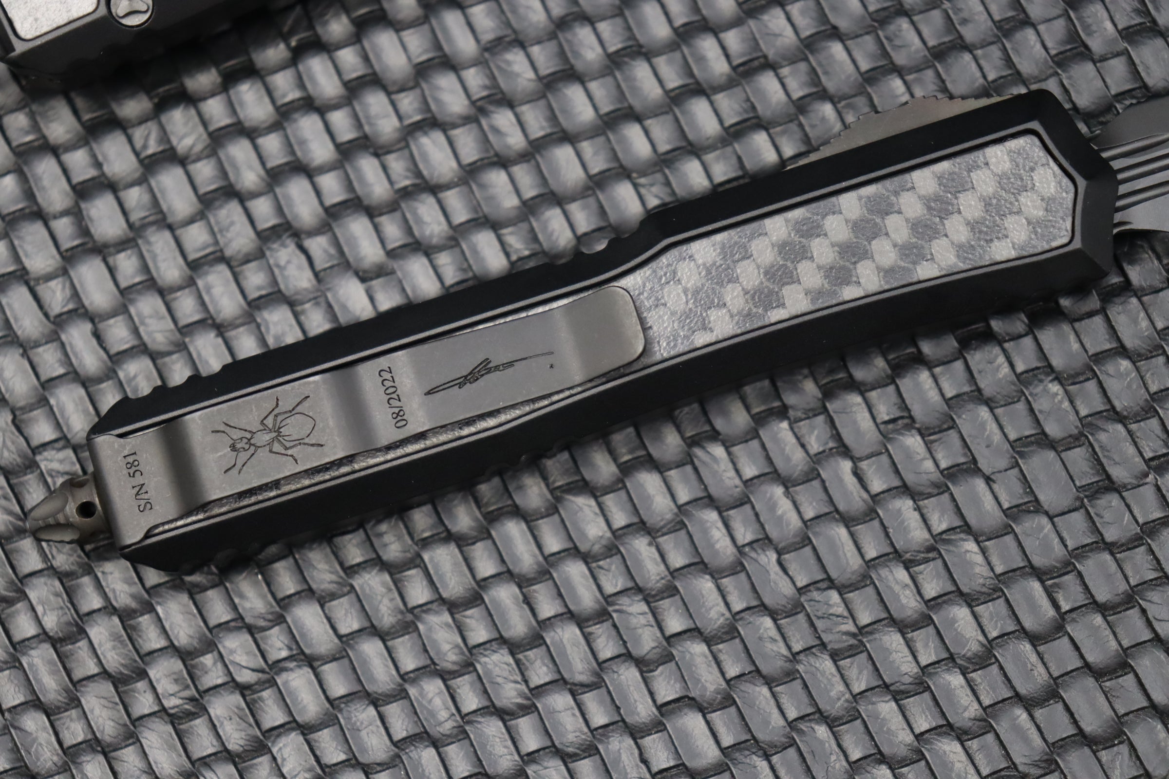 Microtech Makora Shadow DLC D/E Full Serrated w/ DLC Hardware Nickel Boron Internals & Carbon Fiber Inlays 206-3DLCTCFISH