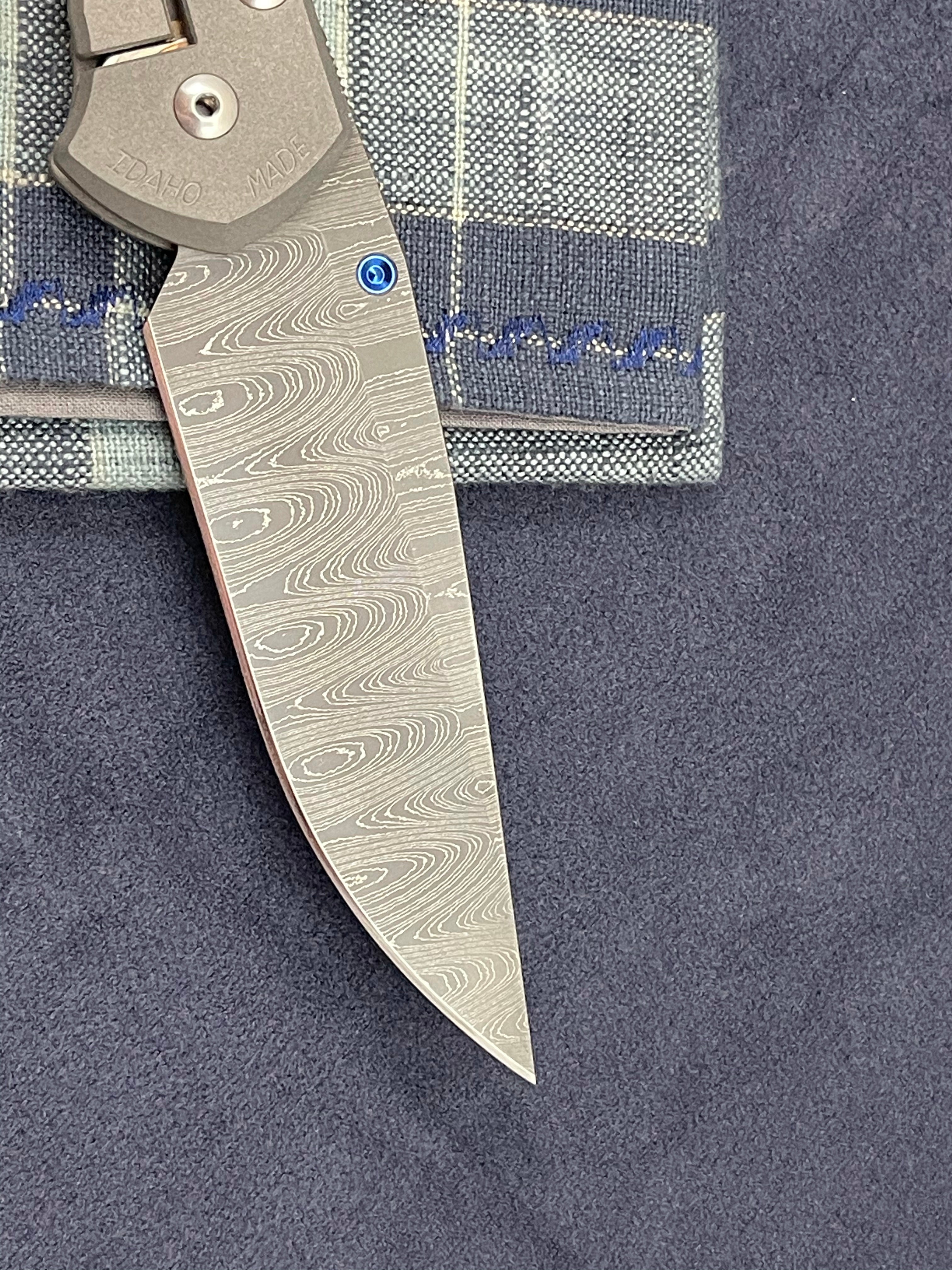 Chris Reeve Large 21 Unique Graphic Damascus Blue