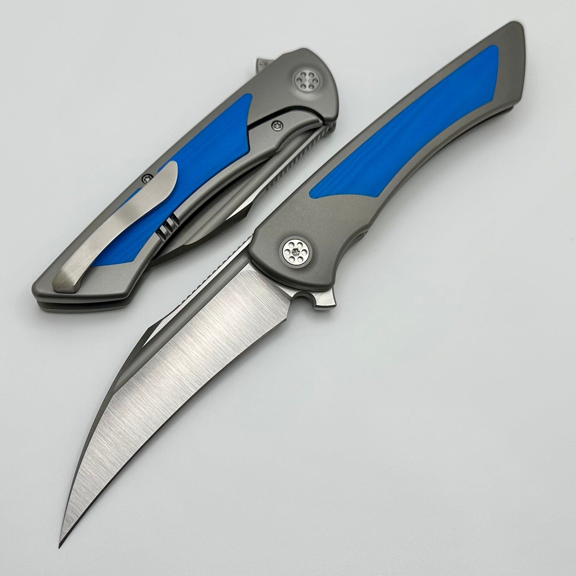 SharpByDesign Derecho Titanium w/ Blue G-10 Inlays & M390 DER-GY-BL