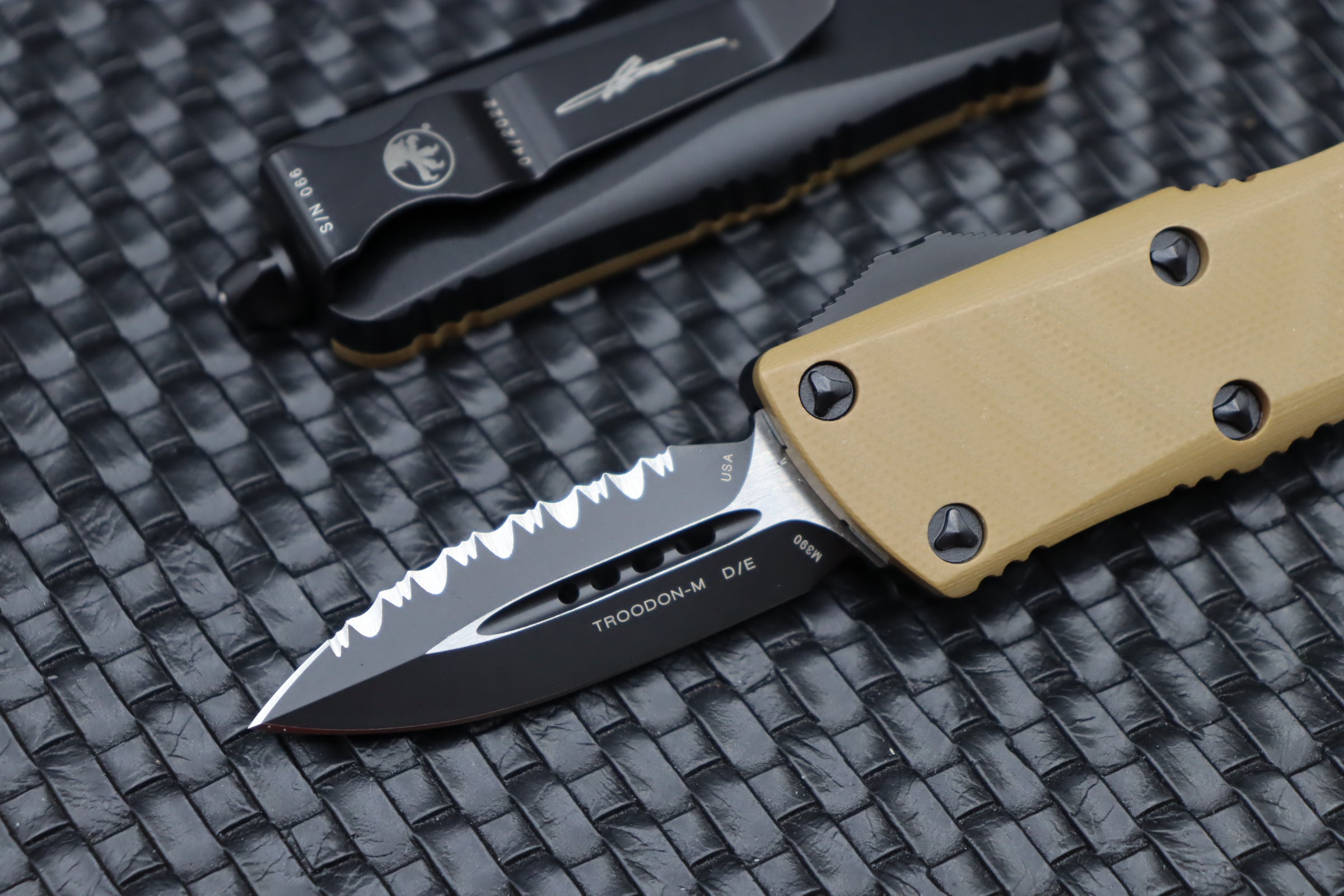 Microtech Mini Troodon Double Edge Full Serrated & Tan G10 Signature Series 238-3GTTAS