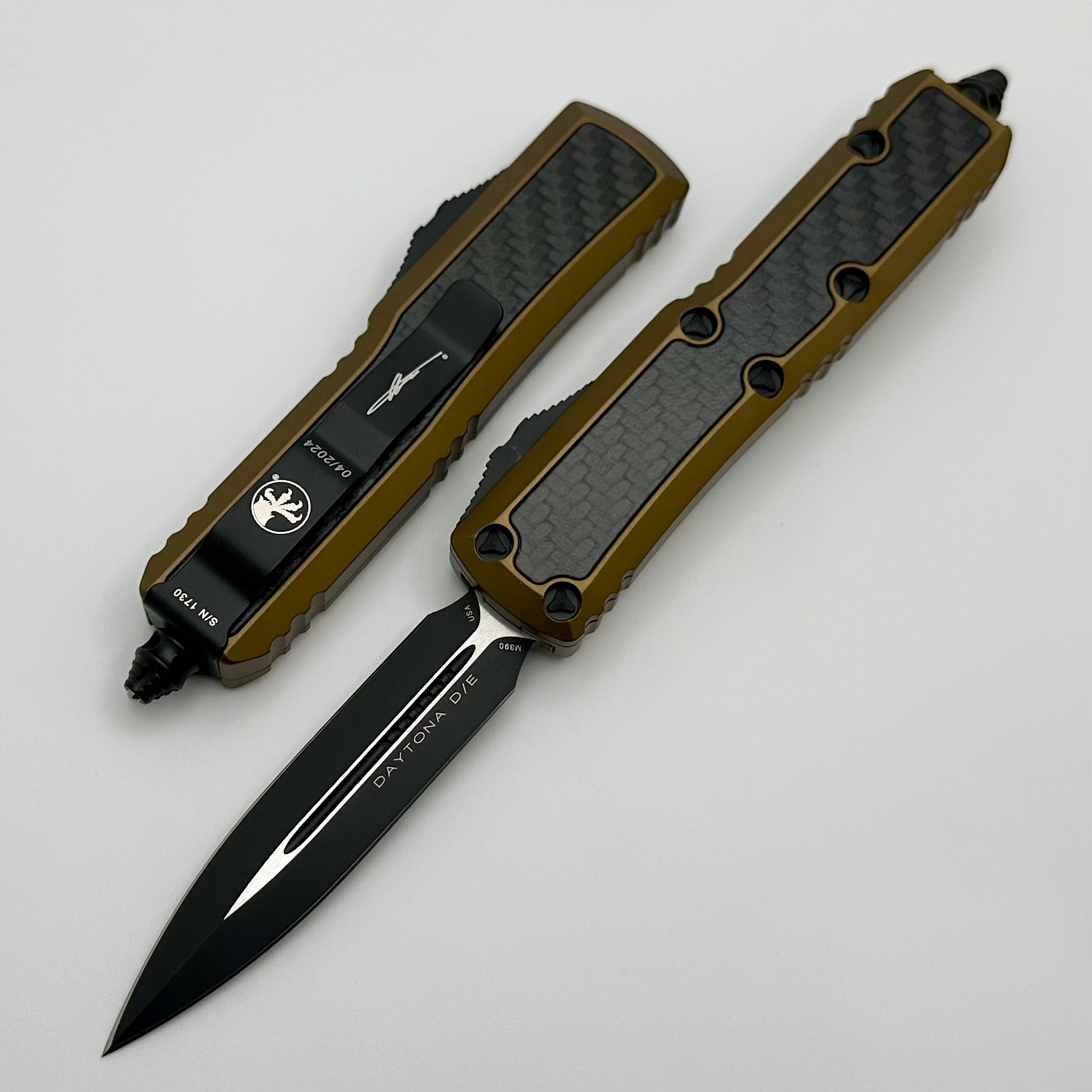 Microtech Daytona D/E Tan Standard w/ Carbon Fiber Inlays Signature Series 126-1TACFIS