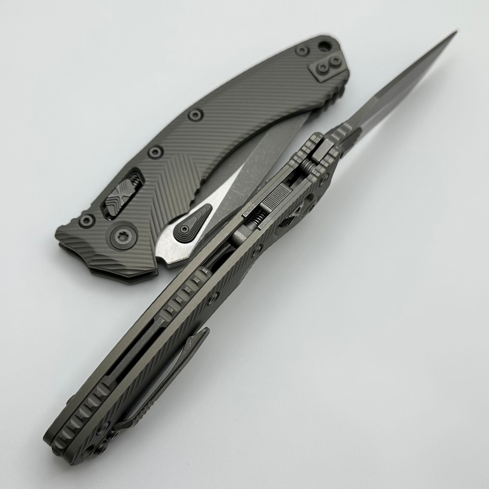 Microtech Amphibian RAM LOK Apocalyptic Natural Clear Fluted Aluminum & Partial Serrated M390MK 137RL-11APFLNC