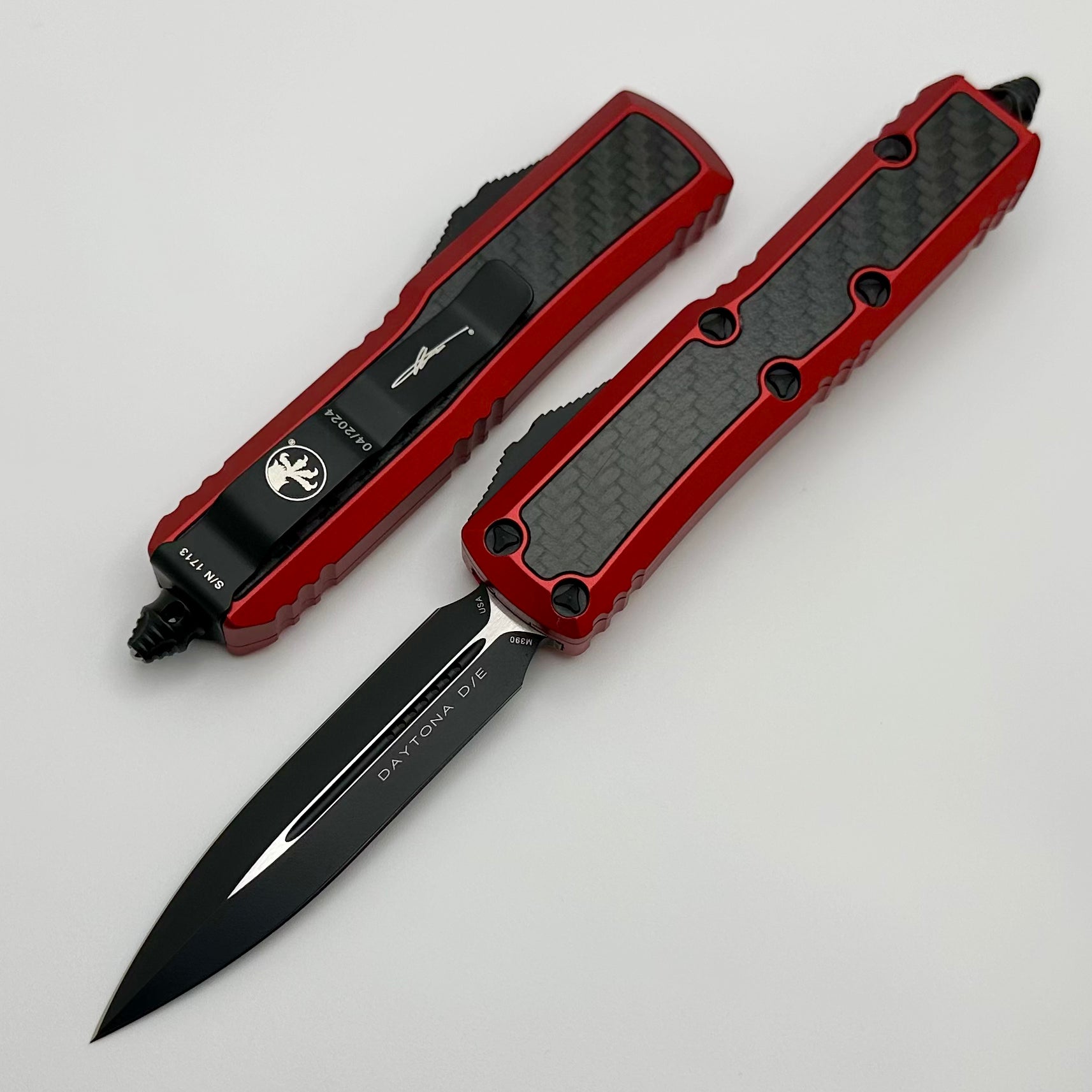 Microtech Daytona D/E Red Standard w/ Carbon Fiber Inlays Signature Series 126-1RDCFIS