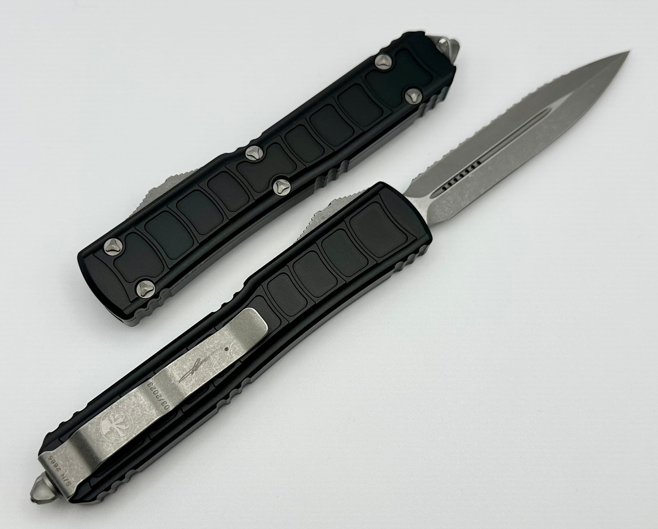 Microtech Ultratech 2 II Stepside D/E Apocalyptic Full Serrated & Black Signature Series 122II-12APS