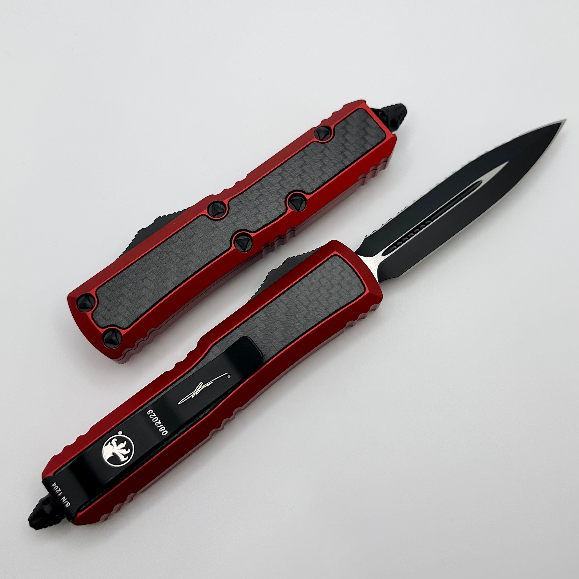 Microtech Red Daytona w/ Carbon Fiber Inlays & Black Double Edge Full Serrated Signature Series 126-3RDCFIS