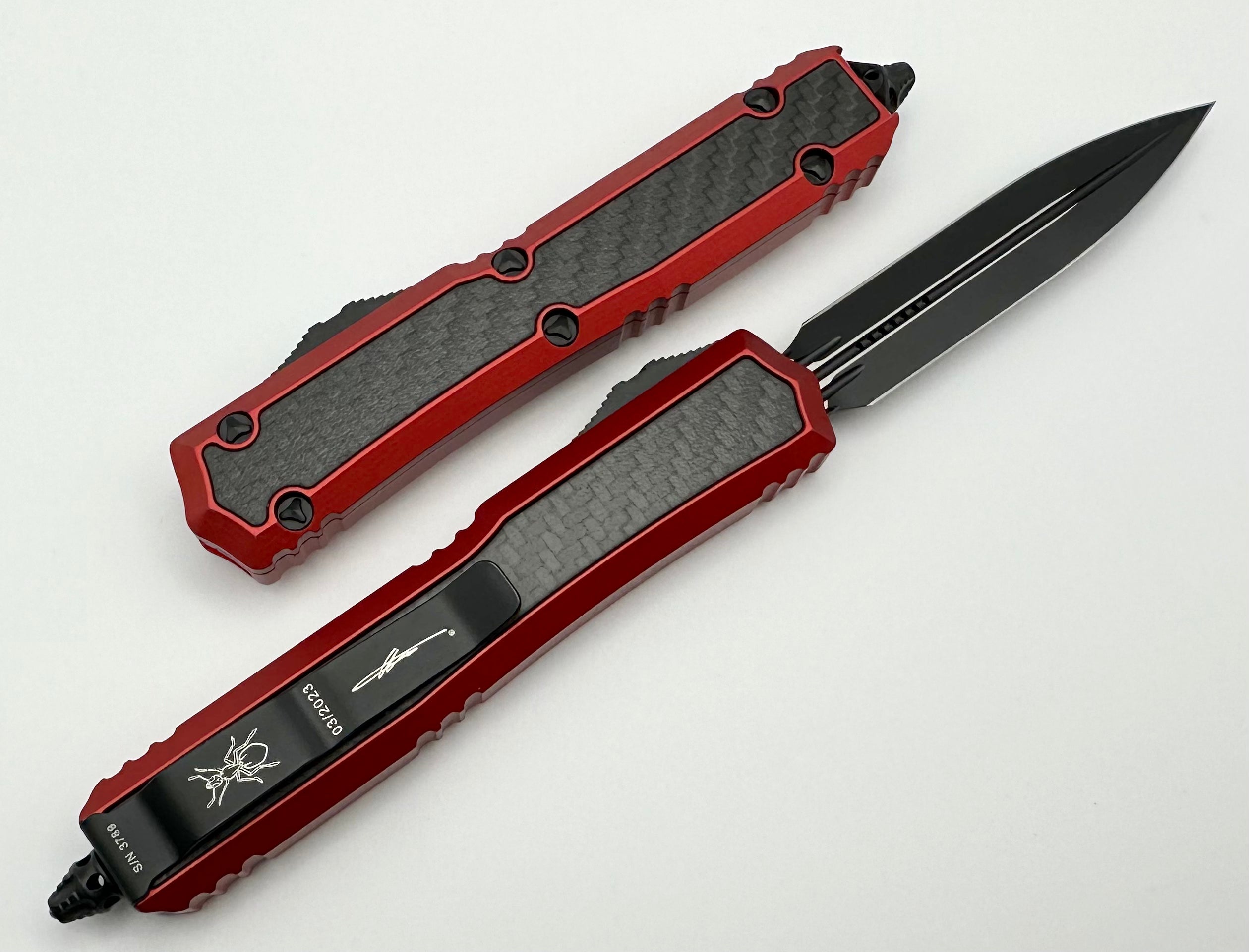 Microtech Makora Black Double Edge w/ Carbon Fiber Inlays & Red 206-1RDCFIS