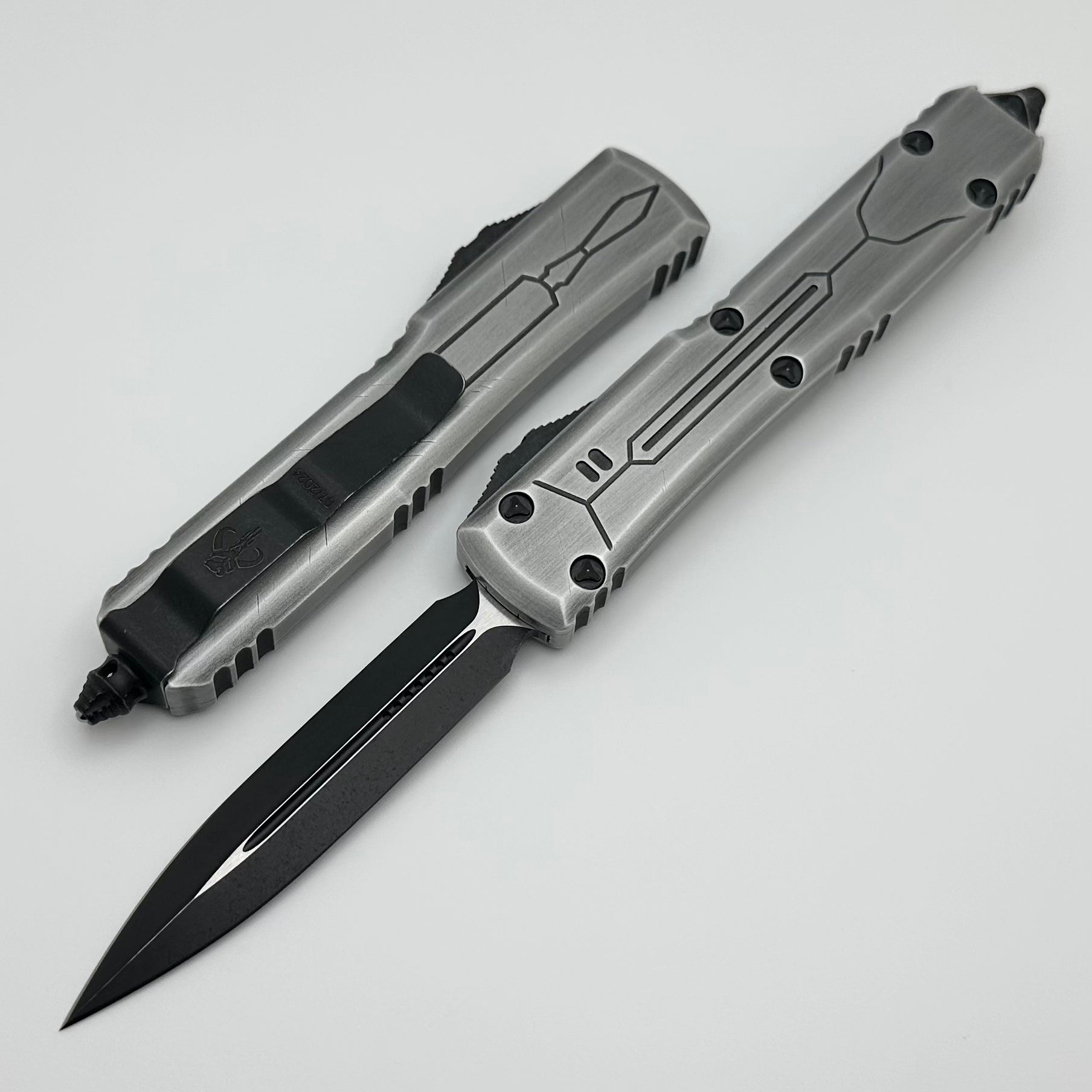 Microtech Ultratech D/E Bounty Hunter Carbonite Signature Series 122-1BHCB One Per Household