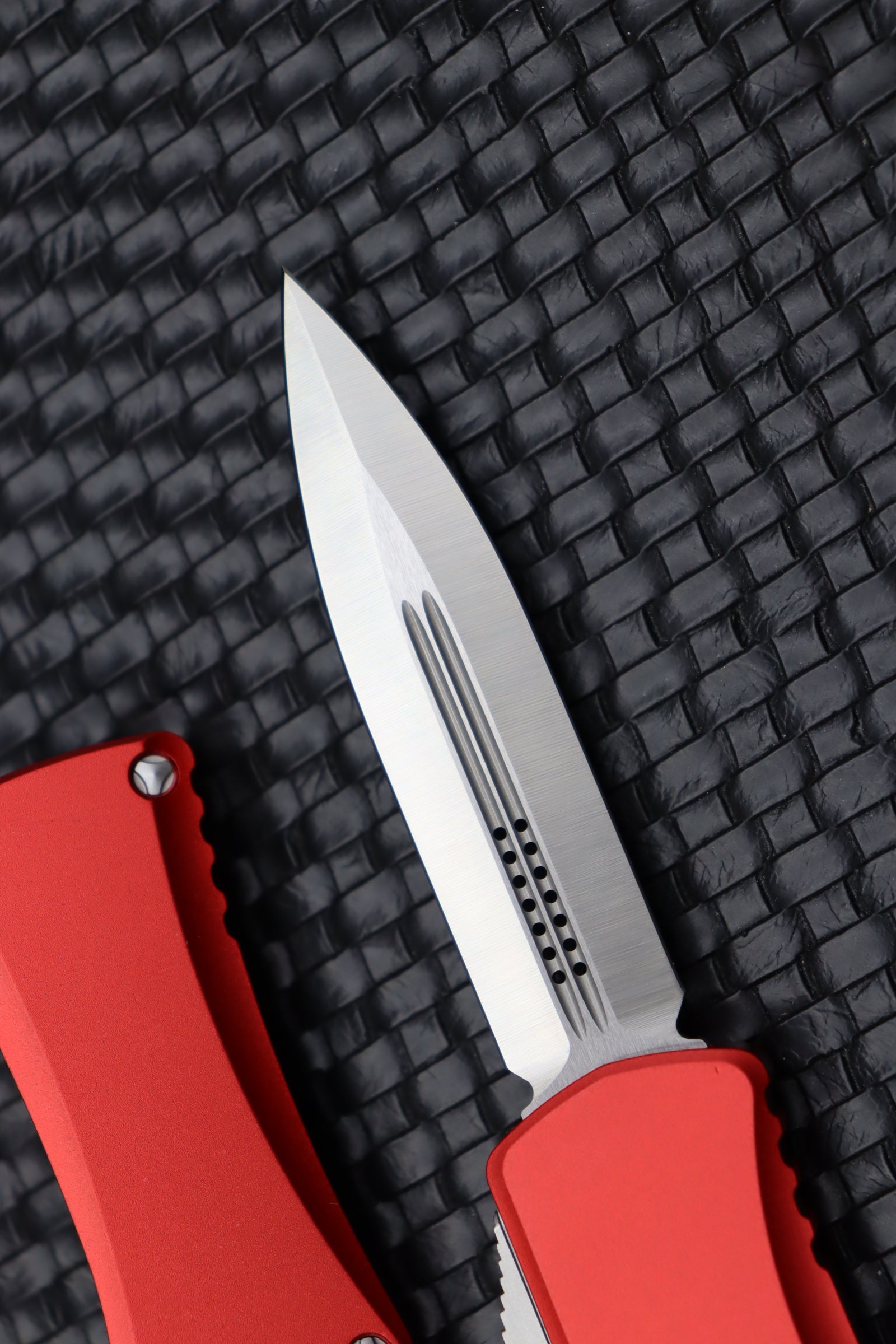 Microtech Hera Double Edge Satin Standard & Red 702-4RD