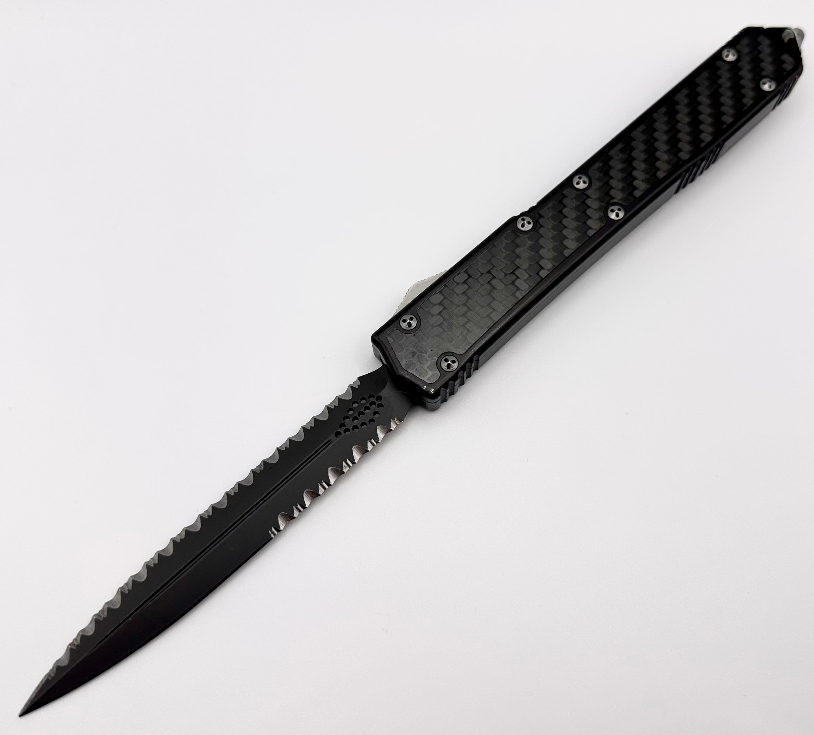 Microtech Knives PRE OWNED Makora Black Carbon Fiber & Black 3/4 Serrated