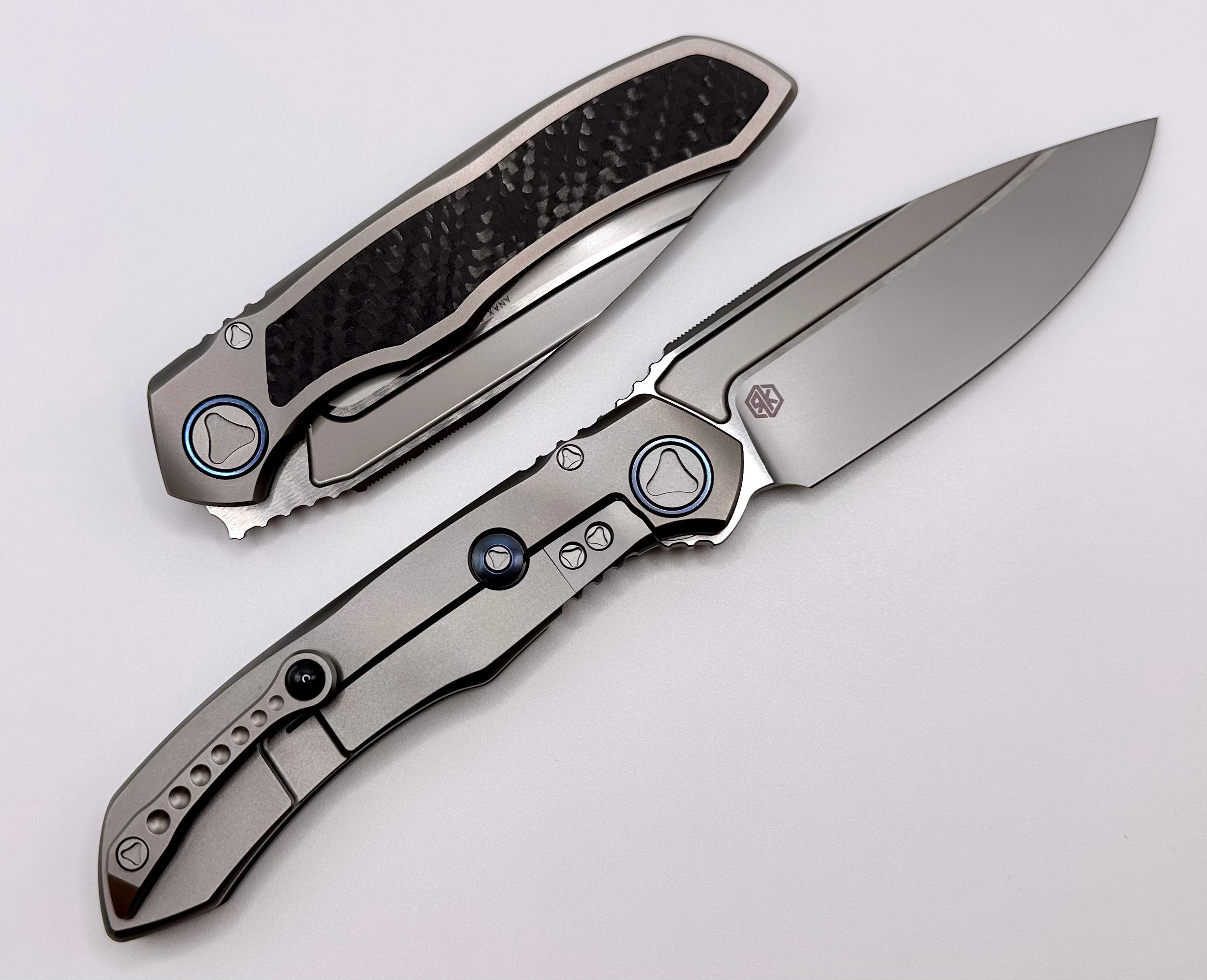 Microtech ANAX Titanium Bead Blast Standard w/ Blue Titanium Pivot Collar & Carbon Fiber Inlay 190C-7CFITI