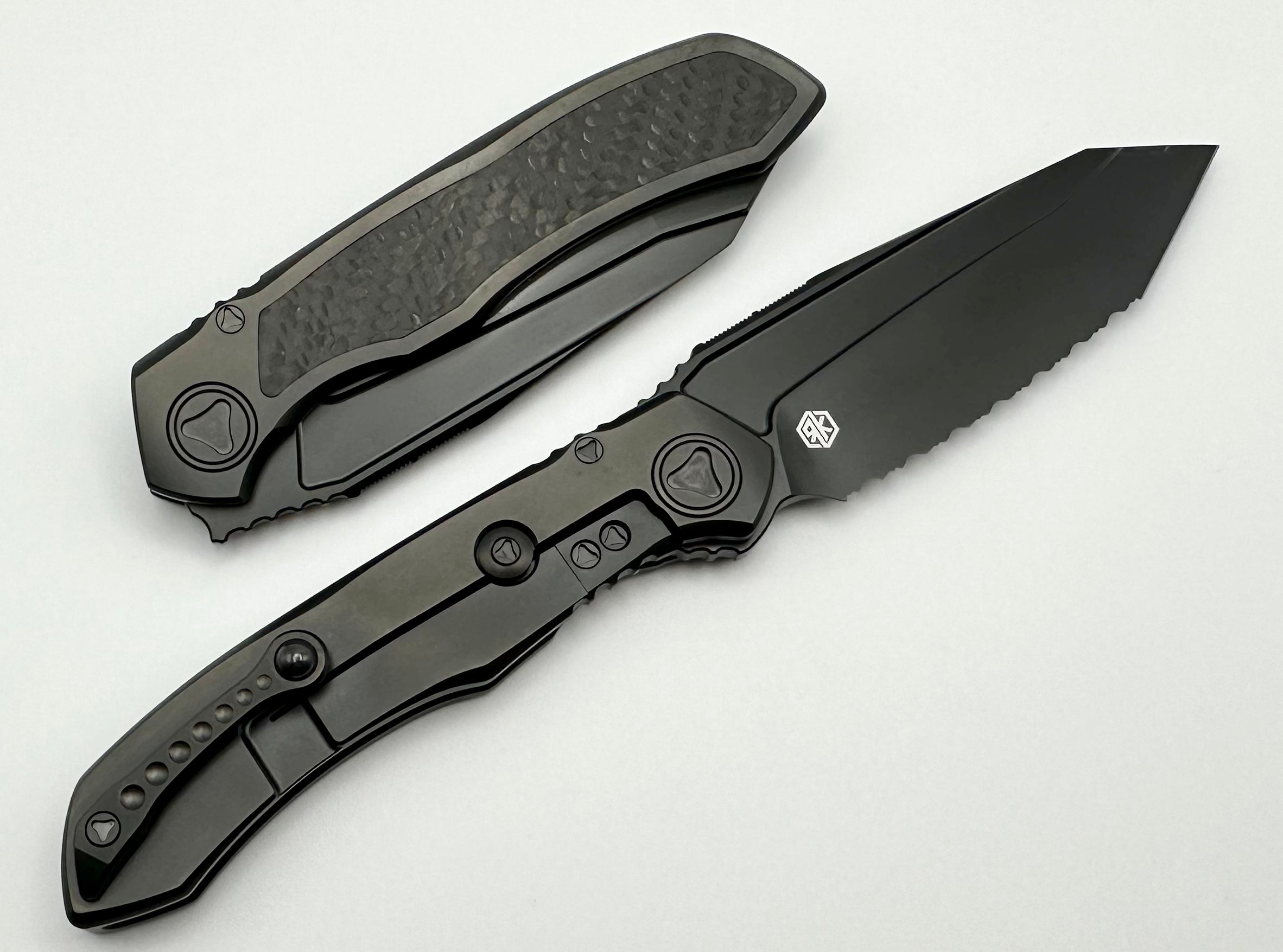 Microtech ANAX Titanium DLC Tanto Fully Serrated M390 & Carbon Fiber Inlay 191C-3DLCTCFITI