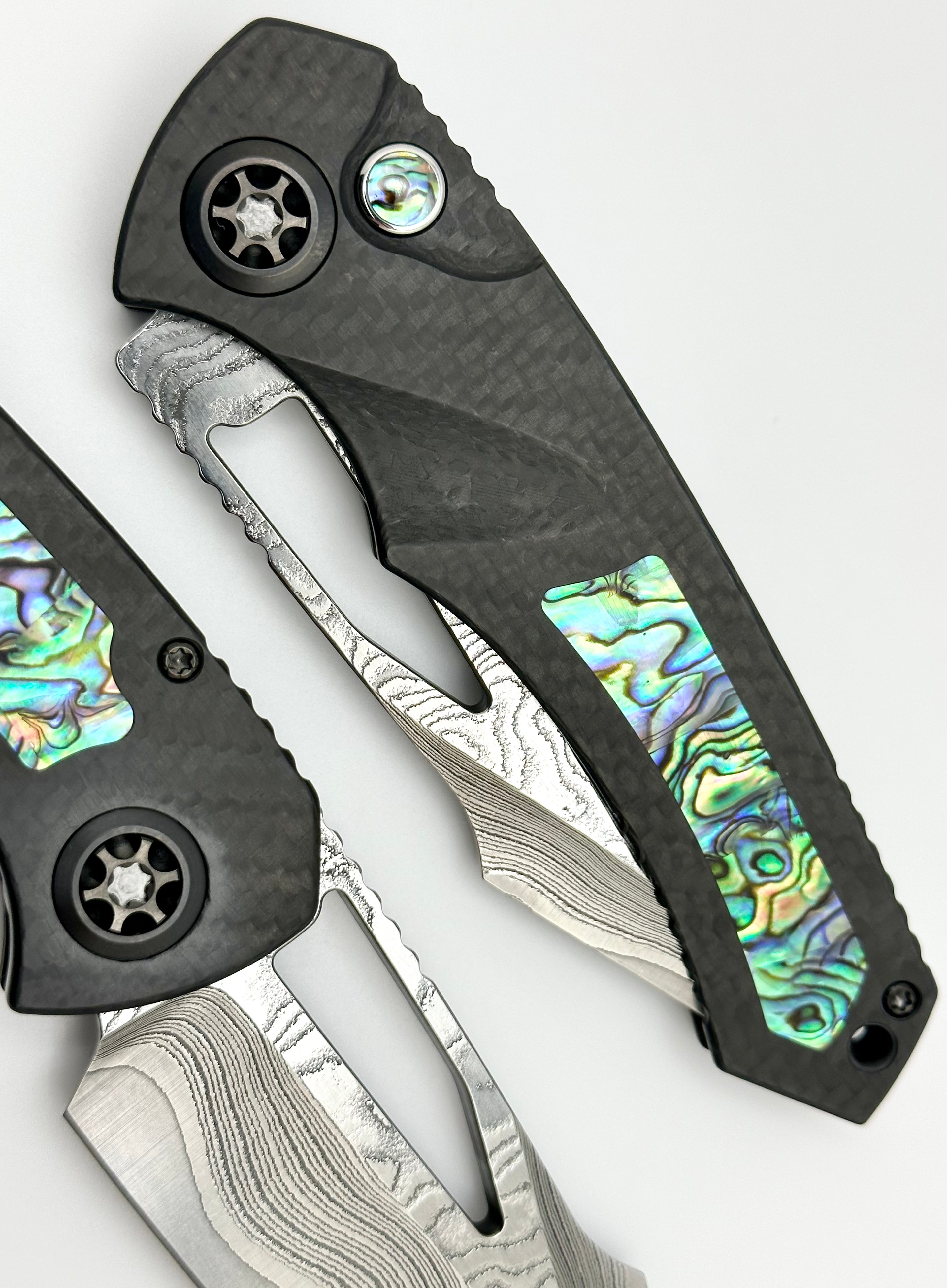 Heretic Knives Pariah Custom M/A Button Lock Carbon Fiber & Abalone Inlay w/ Vegas Forge Wood Grain San Mai Damascus