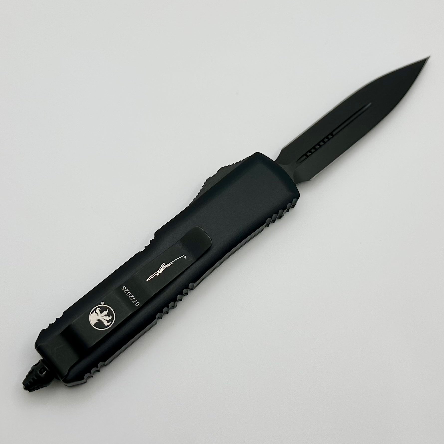 Pre Owned Microtech UTX-85 Carbon Fiber Top & D/E DLC MagnaCut Signature Series 232-1DLCTCFS