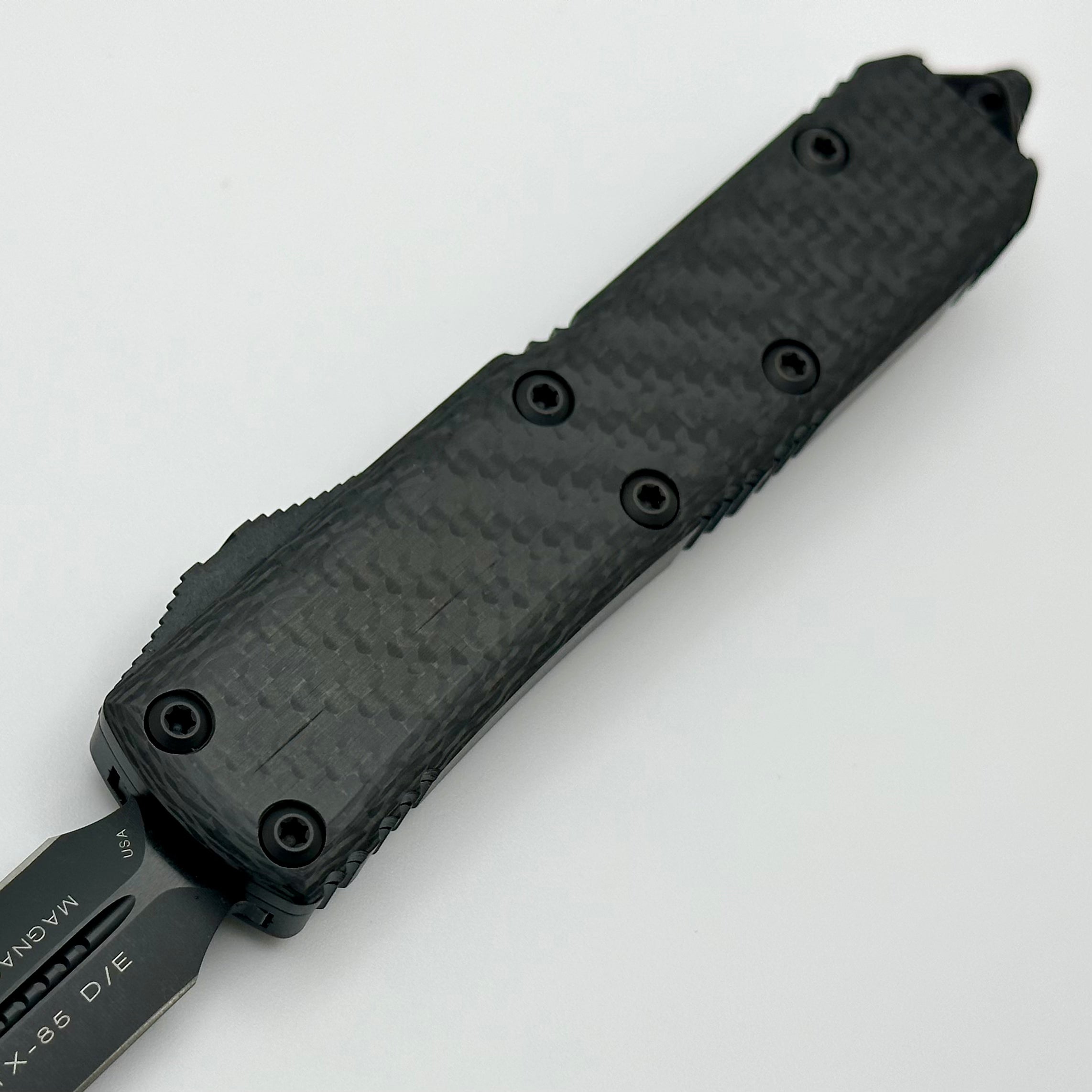 Pre Owned Microtech UTX-85 Carbon Fiber Top & D/E DLC MagnaCut Signature Series 232-1DLCTCFS