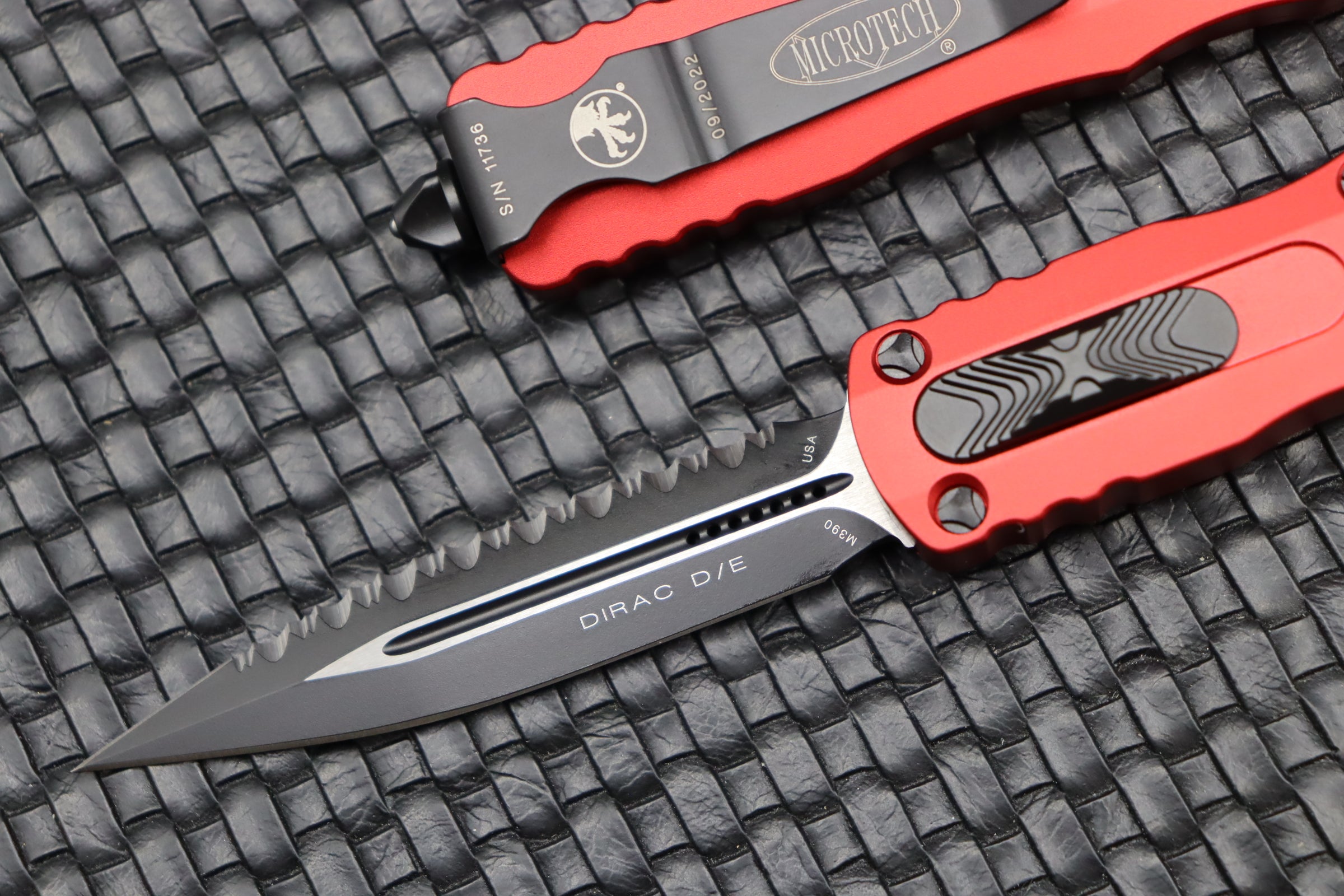 Microtech Dirac Double Edge Fully Serrated & Red 225-3RD