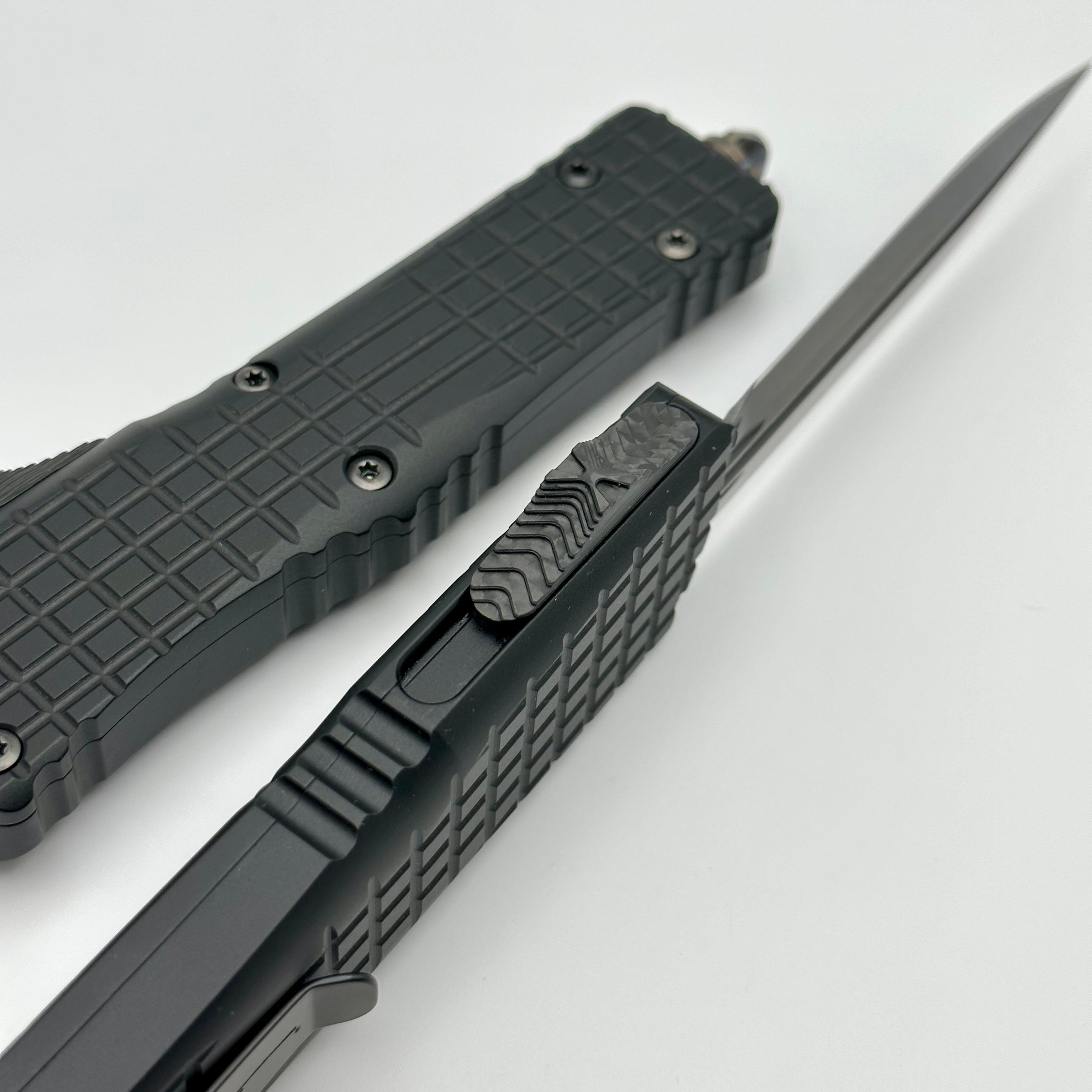 Microtech Combat Troodon Delta Frag Shadow Fluted DLC Double Edge w/ Carbon Fiber Button & Flamed Breaker 142-1CT-DSH