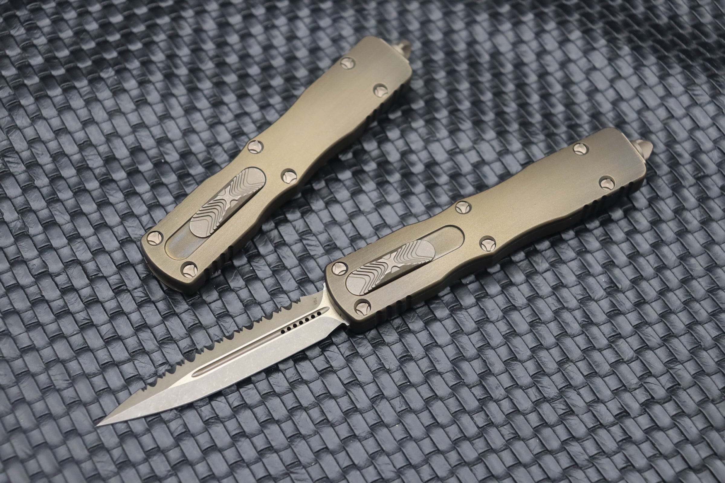 Microtech Dirac D/E Antique Bronze & Bronze Apocalyptic Full Serrated Signature Series 225-15APABS