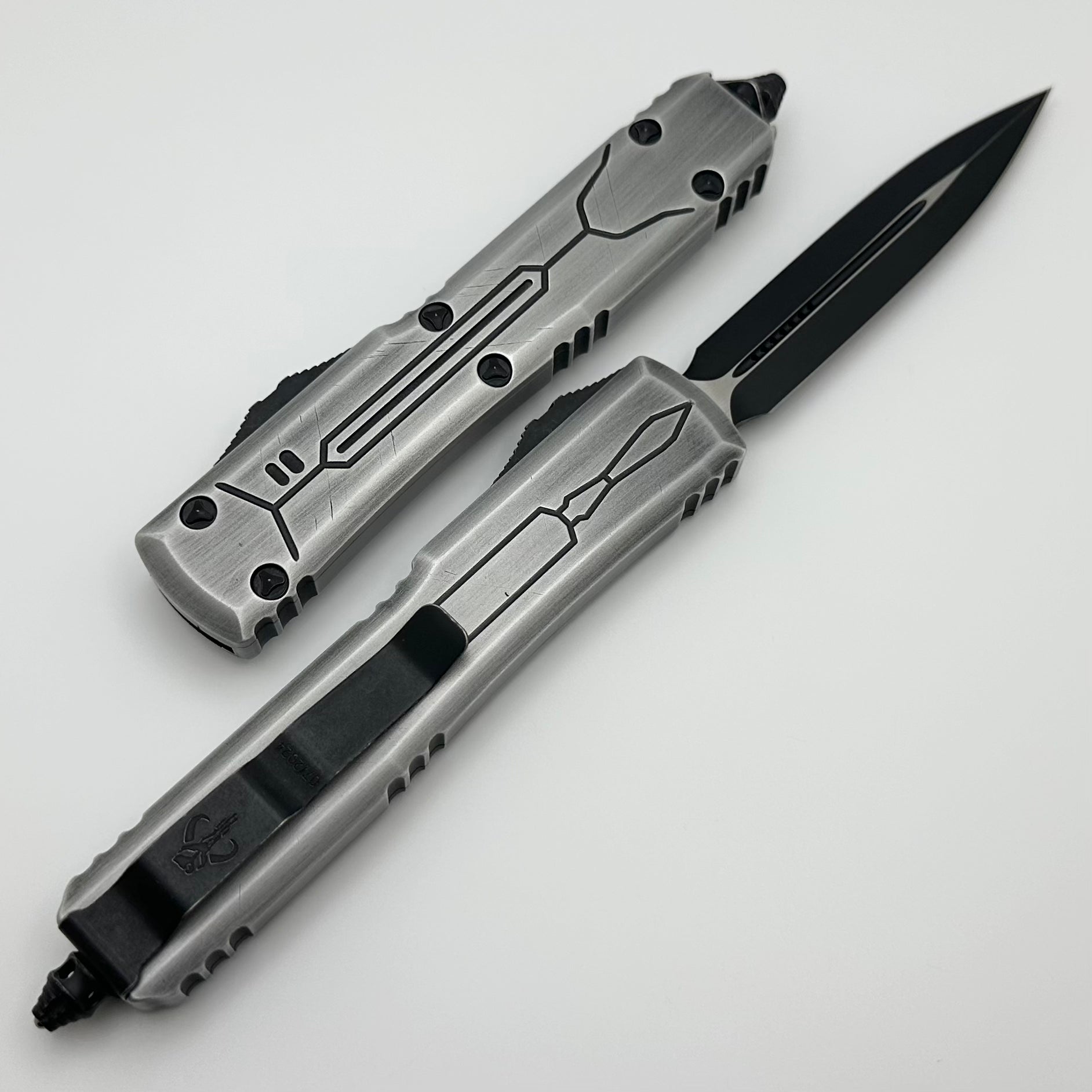 Microtech Ultratech D/E Bounty Hunter Carbonite Signature Series 122-1BHCB One Per Household