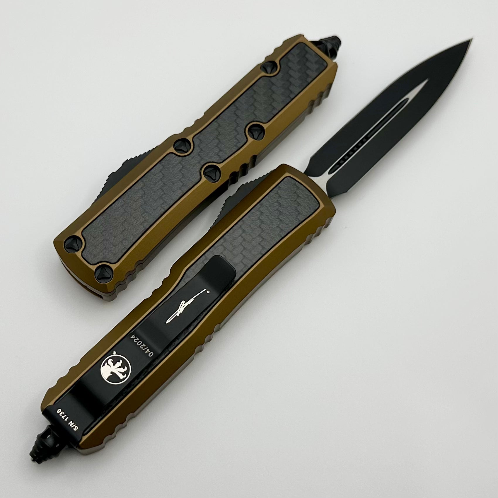 Microtech Daytona D/E Tan Standard w/ Carbon Fiber Inlays Signature Series 126-1TACFIS