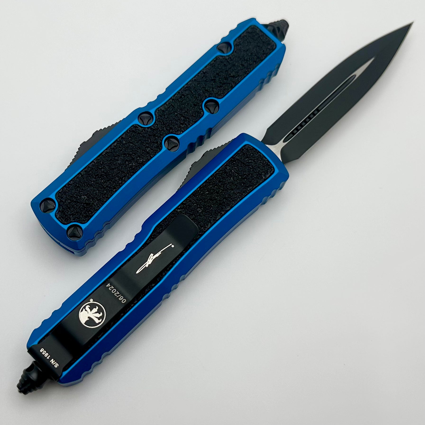 Microtech Daytona D/E Blue Standard w/ Grip Tape Inlays Signature Series 126-1BLS