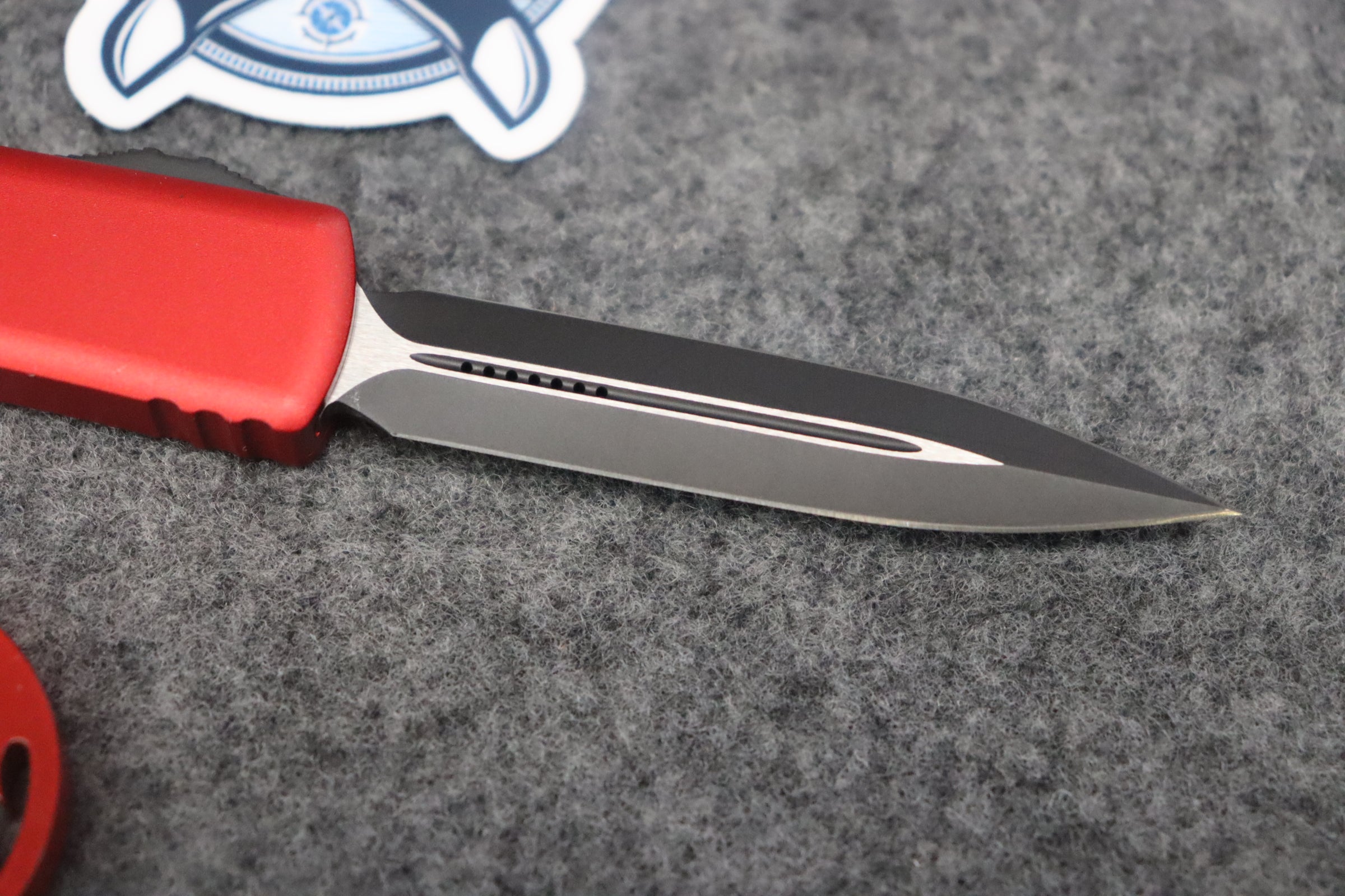 Microtech UTX-70 D/E Black Standard Red 147-1RD