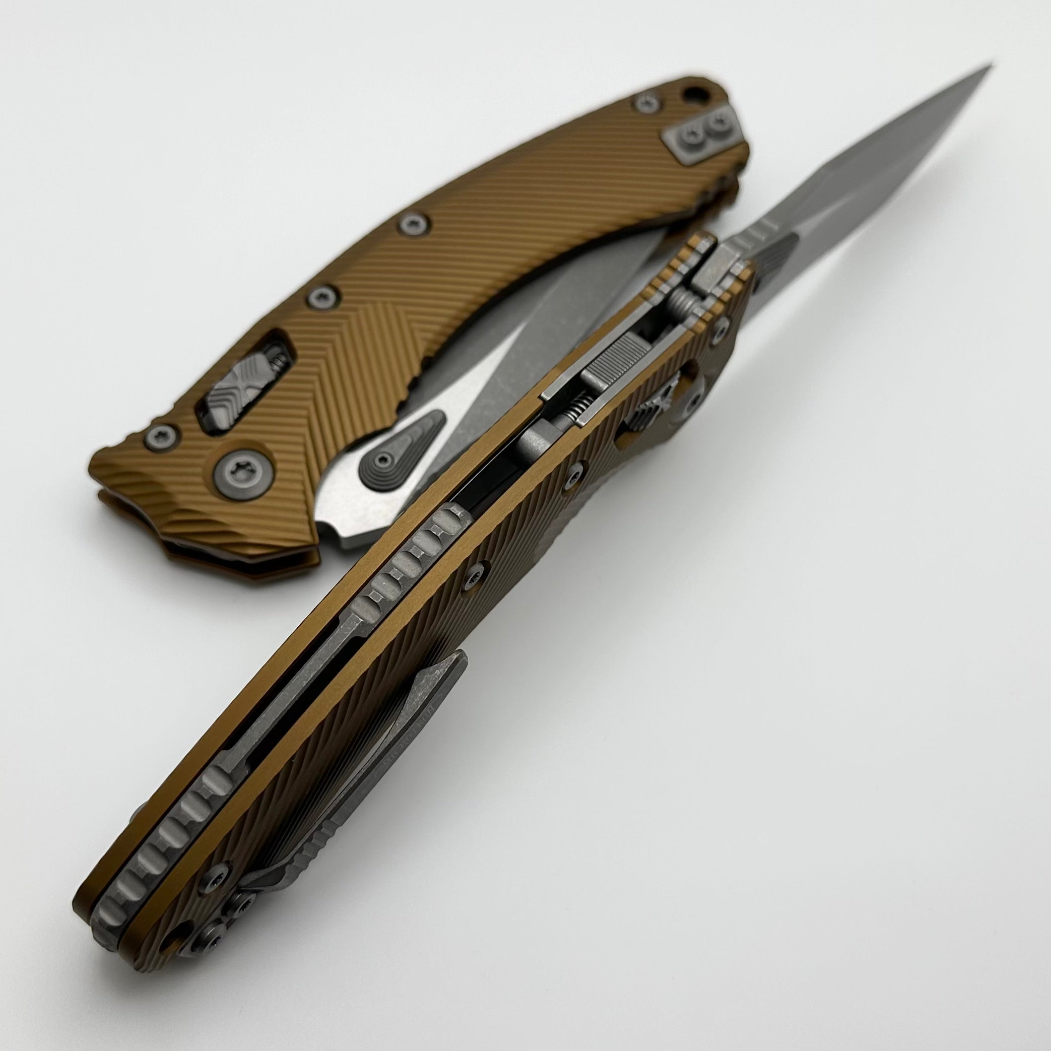 Microtech Amphibian RAM LOK Tan Fluted Aluminum & Partial Serrated Apocalyptic M390MK 137RL-11APFLTA