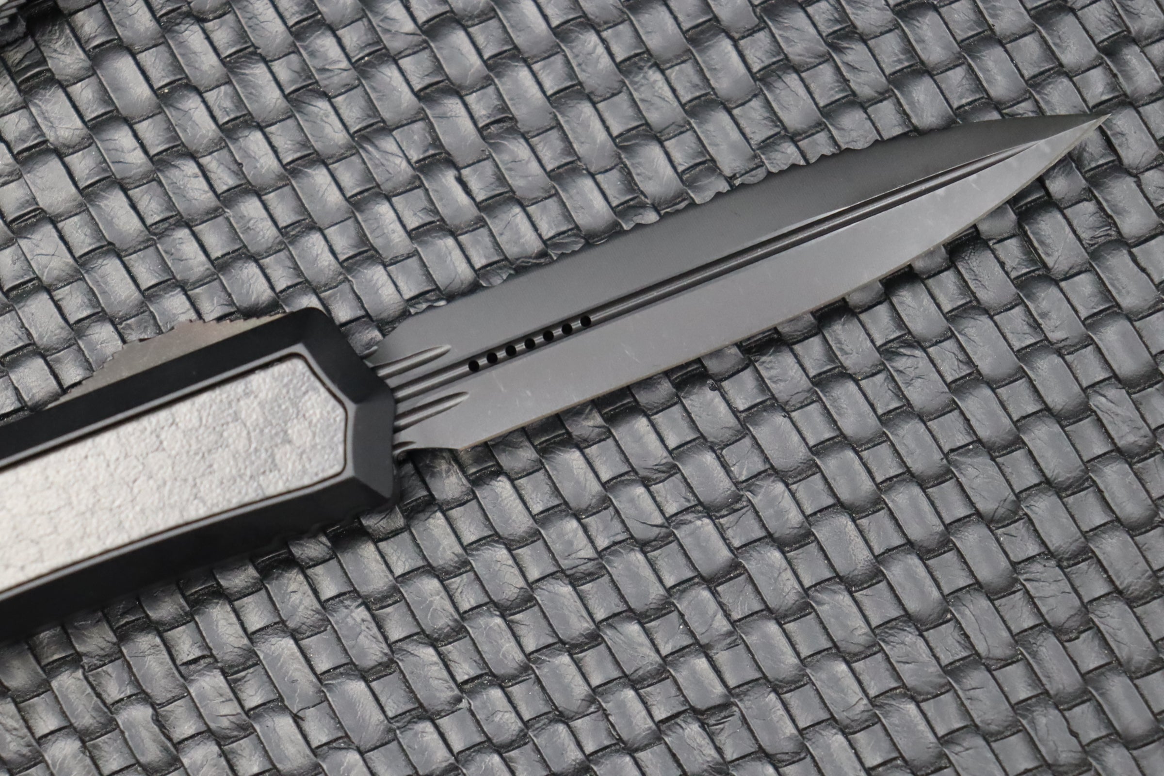 Microtech Makora Shadow DLC D/E Full Serrated w/ DLC Hardware Nickel Boron Internals & Carbon Fiber Inlays 206-3DLCTCFISH