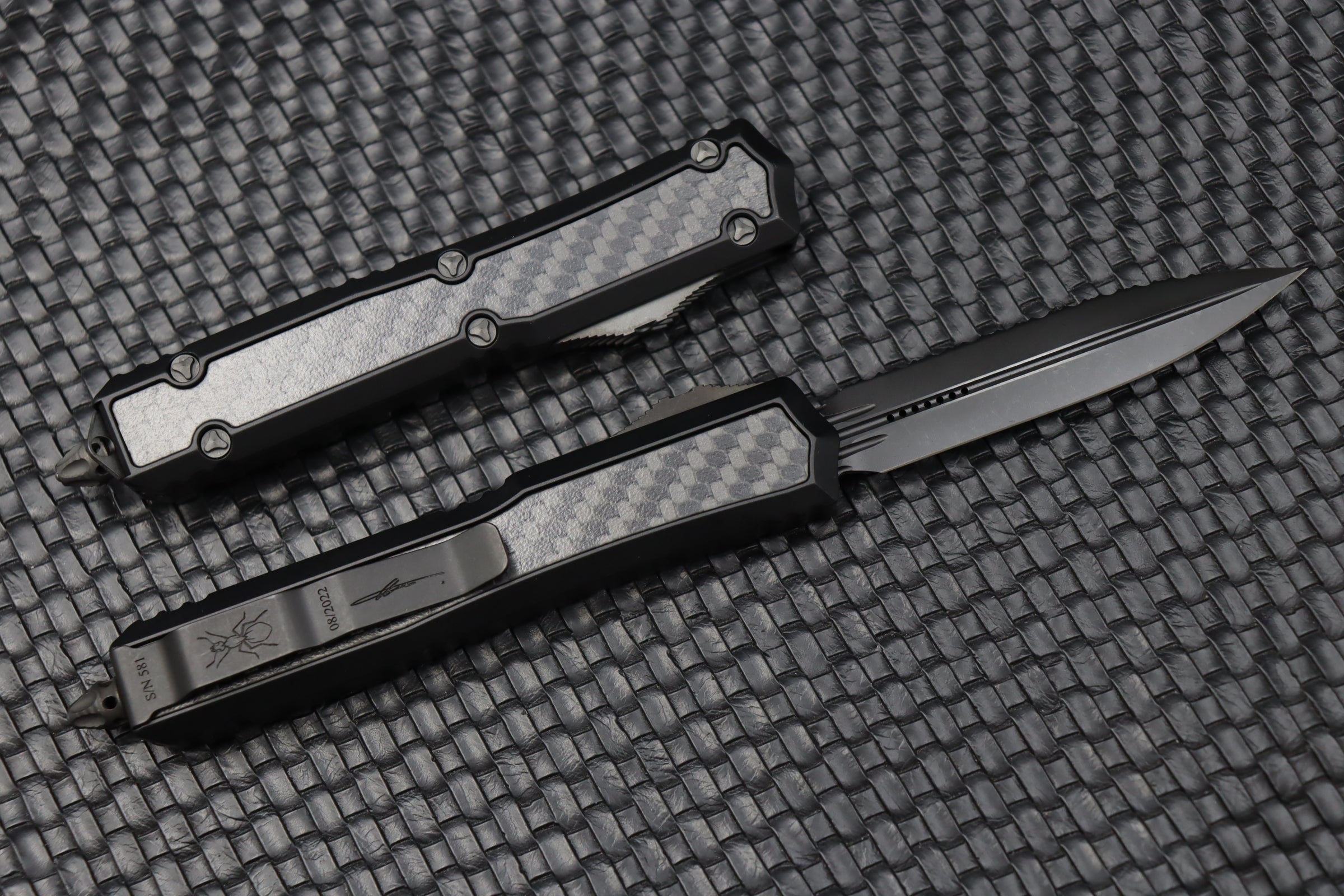 Microtech Makora Shadow DLC D/E Full Serrated w/ DLC Hardware Nickel Boron Internals & Carbon Fiber Inlays 206-3DLCTCFISH