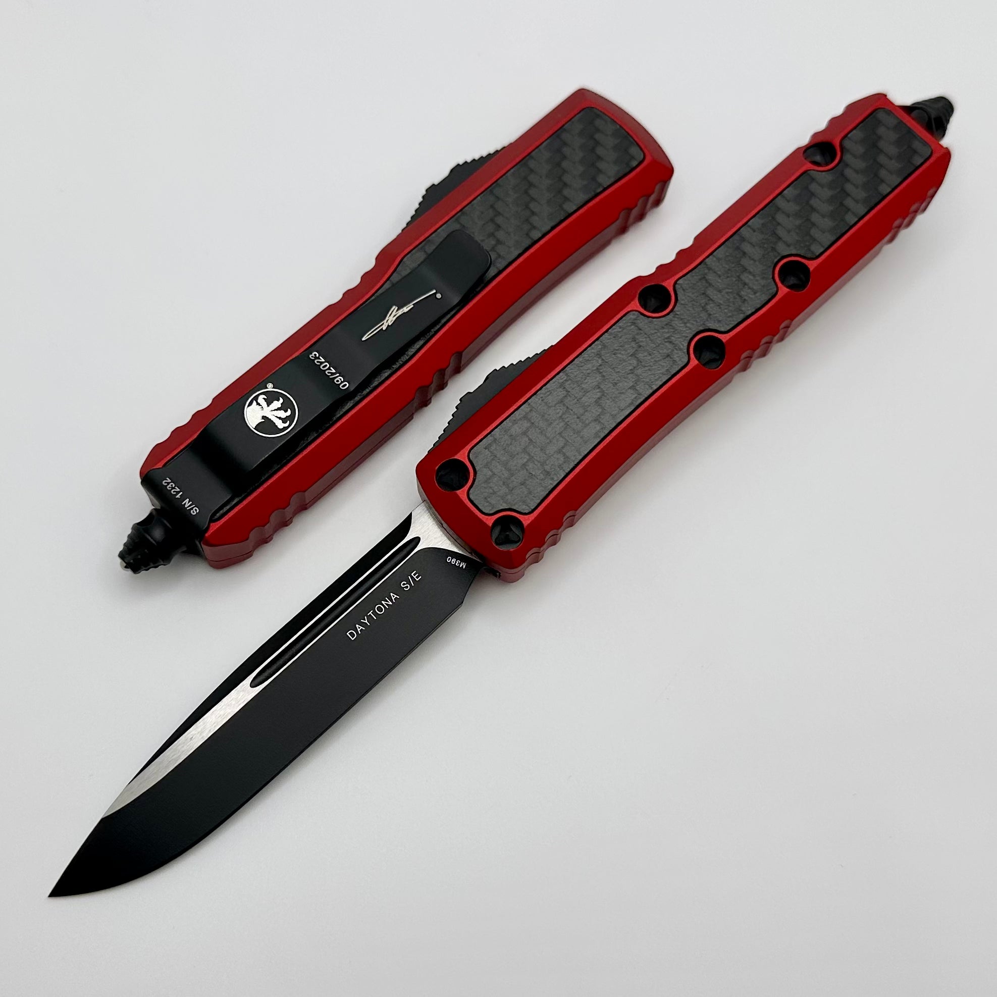 Microtech Red Daytona w/ Carbon Fiber Inlays & Black Single Edge Signature Series 124-1RDCFIS