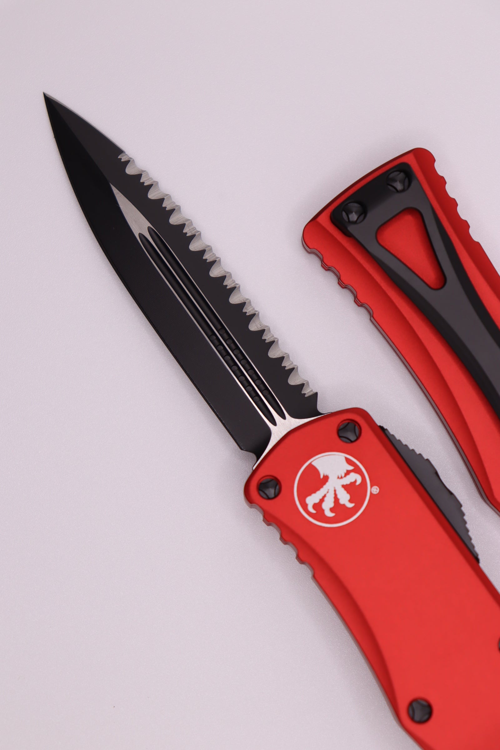 Microtech Hera Double Edge Black Fully Serrated & Red 702-3RD