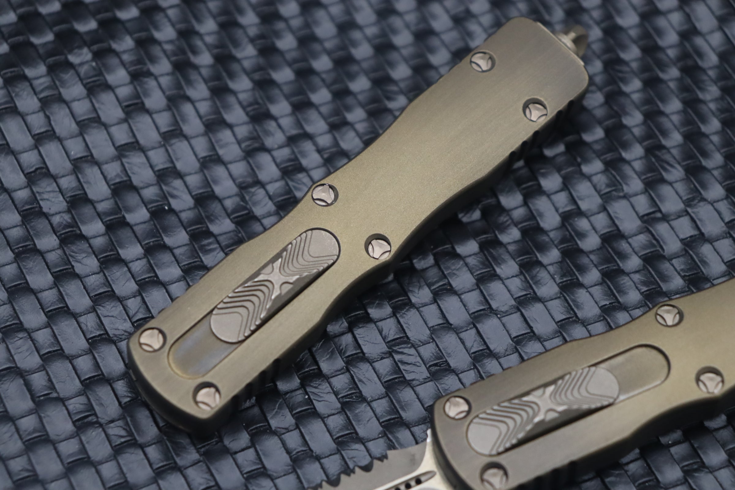 Microtech Dirac D/E Antique Bronze & Bronze Apocalyptic Full Serrated Signature Series 225-15APABS