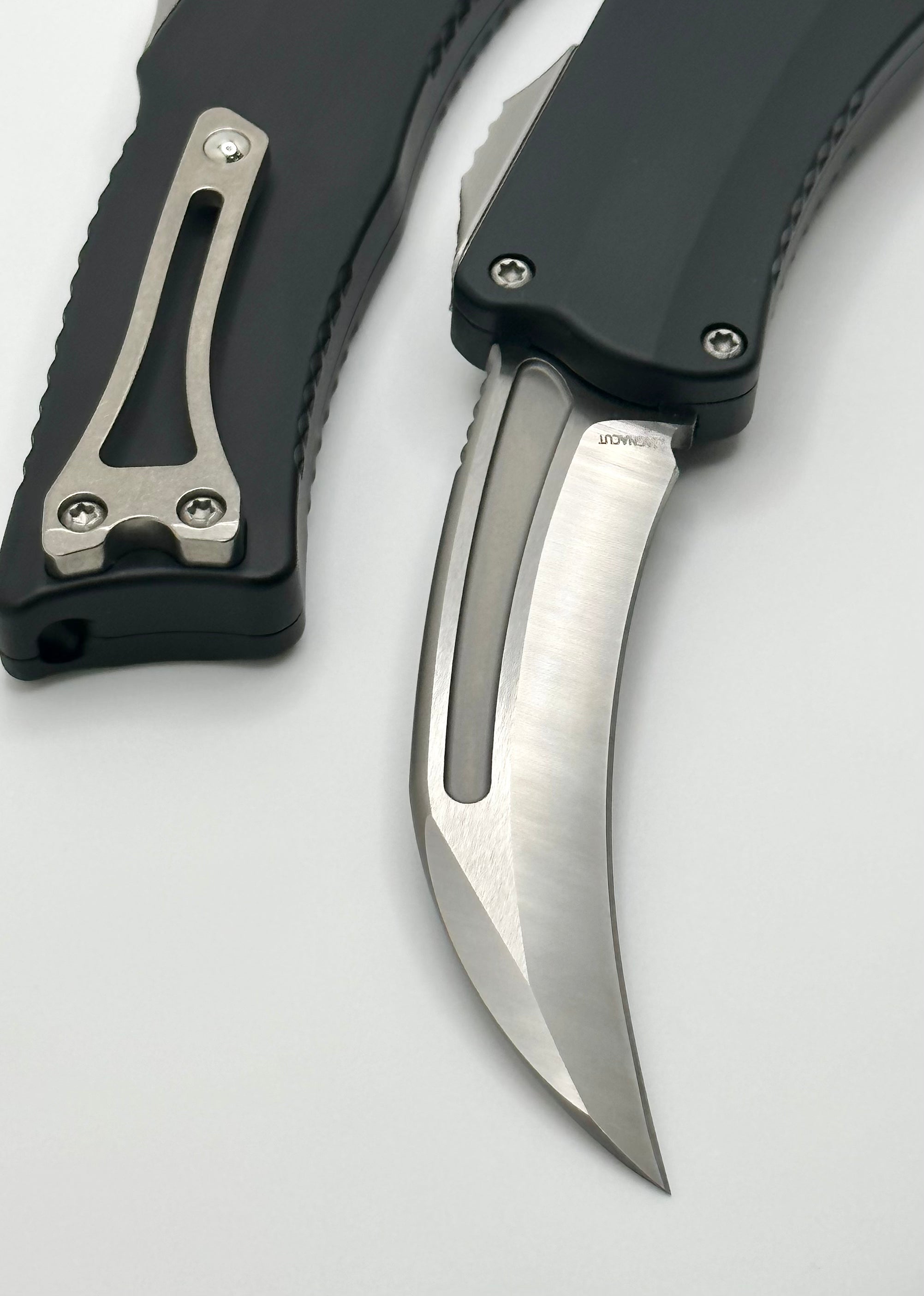 Heretic ROC w/ Satin Magnacut & Black Handle H060-1A